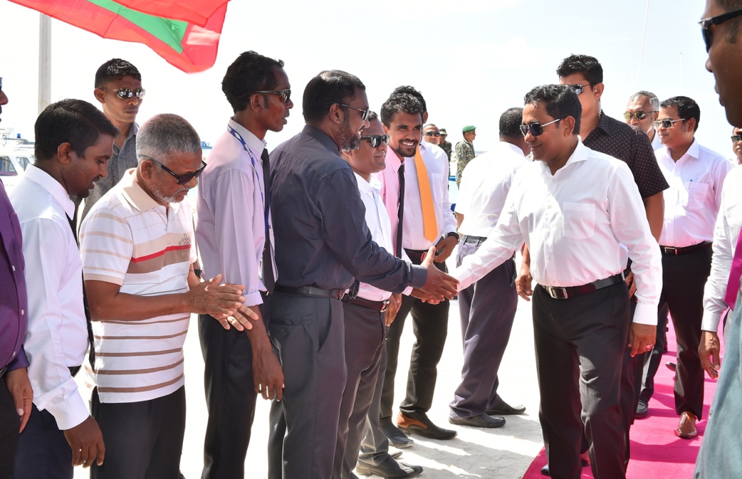 މ. ދިއްގަރު: ޖެނުއަރީ 23، 2017: މ. އަތޮޅުގެ ބައެއް ރަށްތަކުގައި ރައްކާތެރި ބޯފެނުގެ ހިދުމަތް އިފްތިތާހު ކޮށްދިނުމަށް ރައީސް ޔާމީން ދިއްގަރަށް ވަޑައިގަތުމުން އެރަށުގެ އިސްވެރިން، އެމަނިކުފާނަށް މަރުހަބާ ދަންނަވަނީ.-- ފޮޓޯ: ރައީސް އޮފީސް