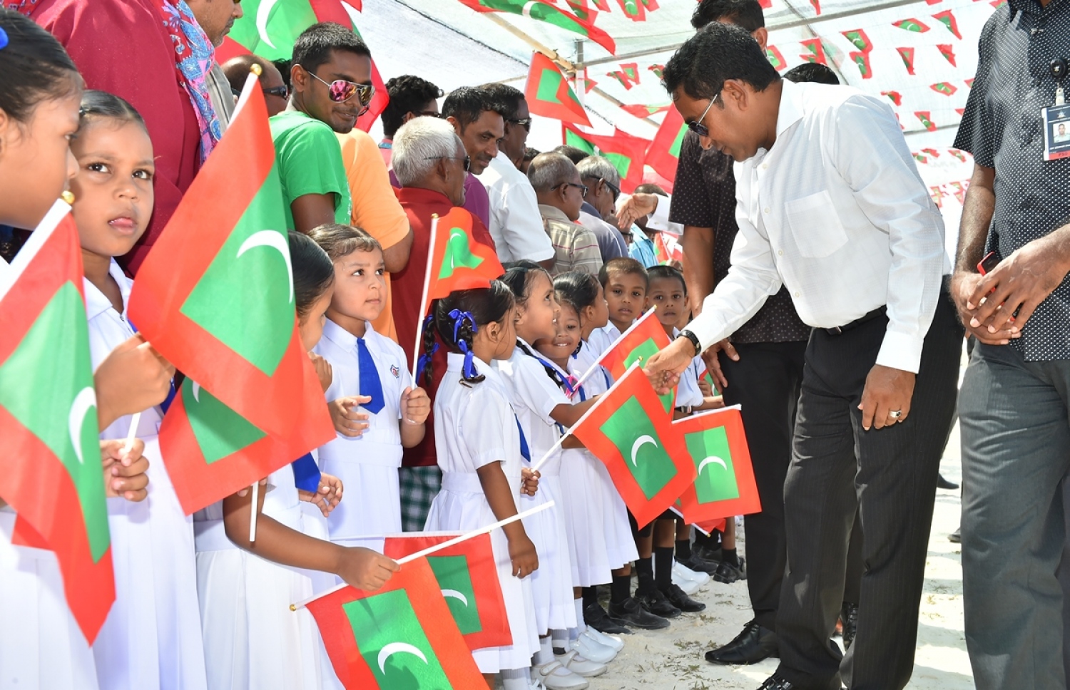 މ. ދިއްގަރު: ޖެނުއަރީ 23، 2017: މ. އަތޮޅުގެ ބައެއް ރަށްތަކުގައި ރައްކާތެރި ބޯފެނުގެ ހިދުމަތް އިފްތިތާހު ކޮށްދިނުމަށް ރައީސް ޔާމީން ދިއްގަރަށް ވަޑައިގަތުމުން އެރަށު ރައްޔިތުންނާއި ސްކޫލު ދަރިވަރުން، އެމަނިކުފާނަށް މަރުހަބާ ކިޔަނީ.-- ފޮޓޯ: ރައީސް އޮފީސް