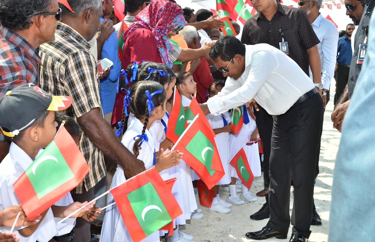 މ. ދިއްގަރު: ޖެނުއަރީ 23، 2017: މ. އަތޮޅުގެ ބައެއް ރަށްތަކުގައި ރައްކާތެރި ބޯފެނުގެ ހިދުމަތް އިފްތިތާހު ކޮށްދިނުމަށް ރައީސް ޔާމީން ދިއްގަރަށް ވަޑައިގަތުމުން އެރަށު ރައްޔިތުންނާއި ސްކޫލު ދަރިވަރުން، އެމަނިކުފާނަށް މަރުހަބާ ކިޔަނީ.-- ފޮޓޯ: ރައީސް އޮފީސް