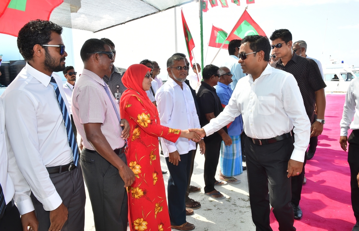 މ. ދިއްގަރު: ޖެނުއަރީ 23، 2017: މ. އަތޮޅުގެ ބައެއް ރަށްތަކުގައި ރައްކާތެރި ބޯފެނުގެ ހިދުމަތް އިފްތިތާހު ކޮށްދިނުމަށް ރައީސް ޔާމީން ދިއްގަރަށް ވަޑައިގަތުމުން އެރަށުގެ ބައެއް އިސްވެރިން އެމަނިކުފާނަށް މަރުހަބާ ކިޔަނީ.-- ފޮޓޯ: ރައީސް އޮފީސް