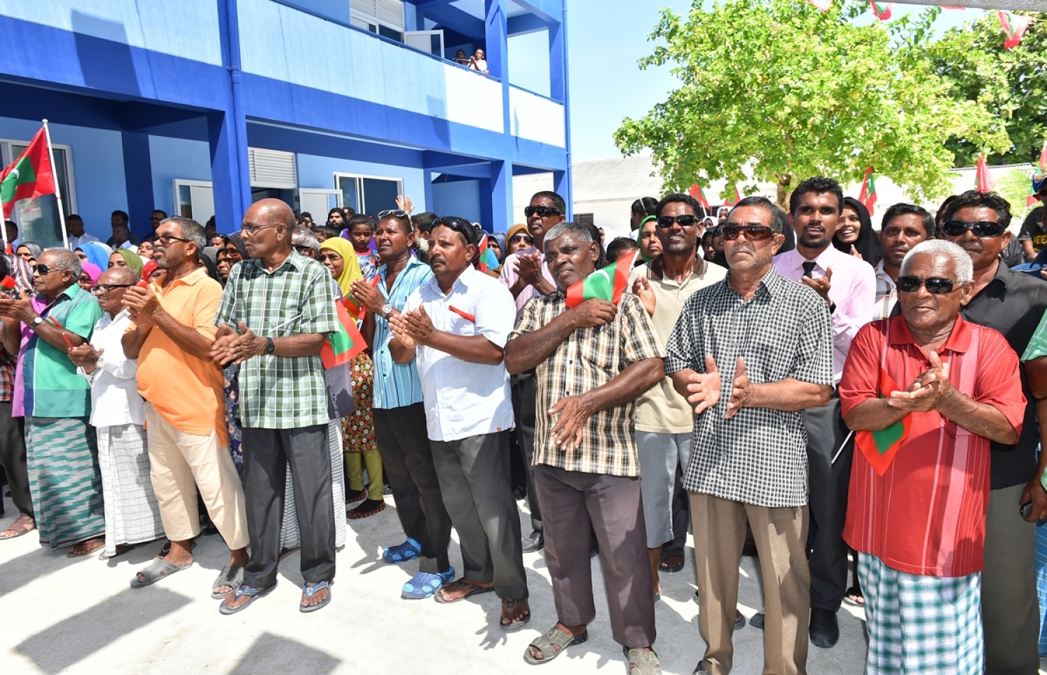 މ. ދިއްގަރު: ޖެނުއަރީ 23، 2017: މ. އަތޮޅުގެ ބައެއް ރަށްތަކުގައި ރައްކާތެރި ބޯފެނުގެ ހިދުމަތް އިފްތިތާހު ކޮށްދިނުމަށް ރައީސް ޔާމީން ދިއްގަރަށް ވަޑައިގަތުމުން އެރަށު ރައްޔިތުން އެމަނިކުފާނަށް މަރުހަބާ ކިޔަނީ.-- ފޮޓޯ: ރައީސް އޮފީސް