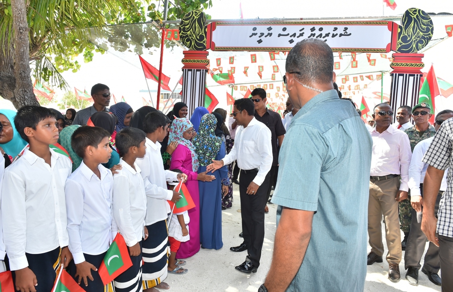 މ. ދިއްގަރު: ޖެނުއަރީ 23، 2017: މ. އަތޮޅުގެ ބައެއް ރަށްތަކުގައި ރައްކާތެރި ބޯފެނުގެ ހިދުމަތް އިފްތިތާހު ކޮށްދިނުމަށް ރައީސް ޔާމީން ދިއްގަރަށް ވަޑައިގެން އެރަށު ރައްޔިތުންނާ ބައްދަލުކޮށް ސަލާމް ކުރައްވަނީ.-- ފޮޓޯ: ރައީސް އޮފީސް