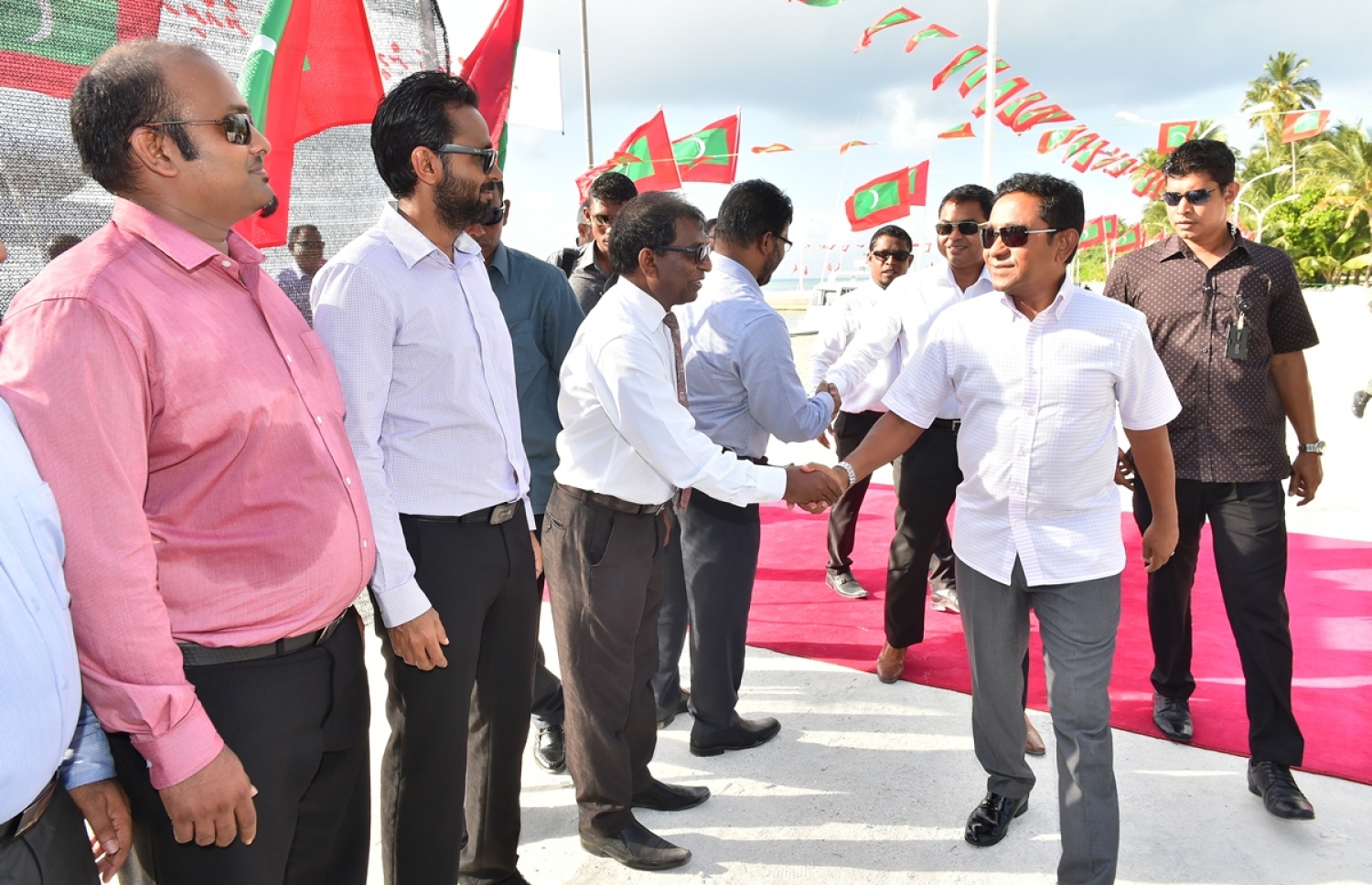 ރައީސް ޔާމީން މިއަދު ހަވީރު ނާލާފުއްޓަށް ވަޑައިގަތުމުން އެ ރަށުން މަރުހަބާ ދަންނަވަނީ.---ފޮޓޯ: ރައީސް އޮފީސް