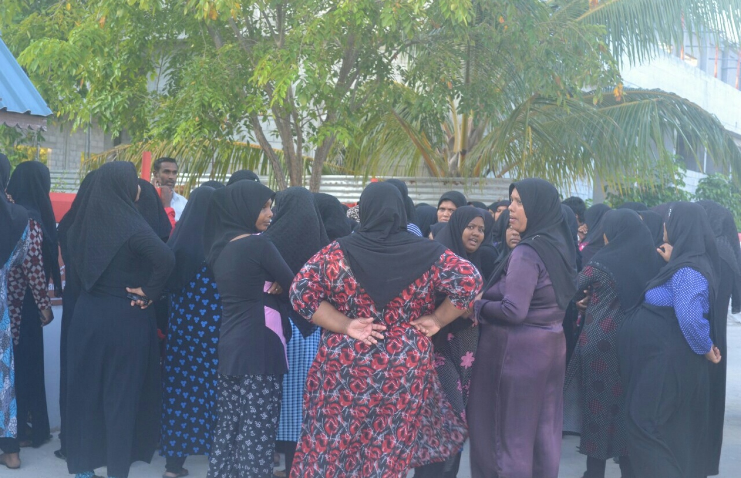 ދުވާފަރު ޕްރައިމަރީ ސްކޫލުގެ ބެލެނިވެރިން ސްކޫލު ކައިރީގައި މުޒާހަރާ ކުރަނީ: އެ މީހުން އެދެނީ ޕްރިންސިޕަލް ބަދަލު ކުރުމަށް