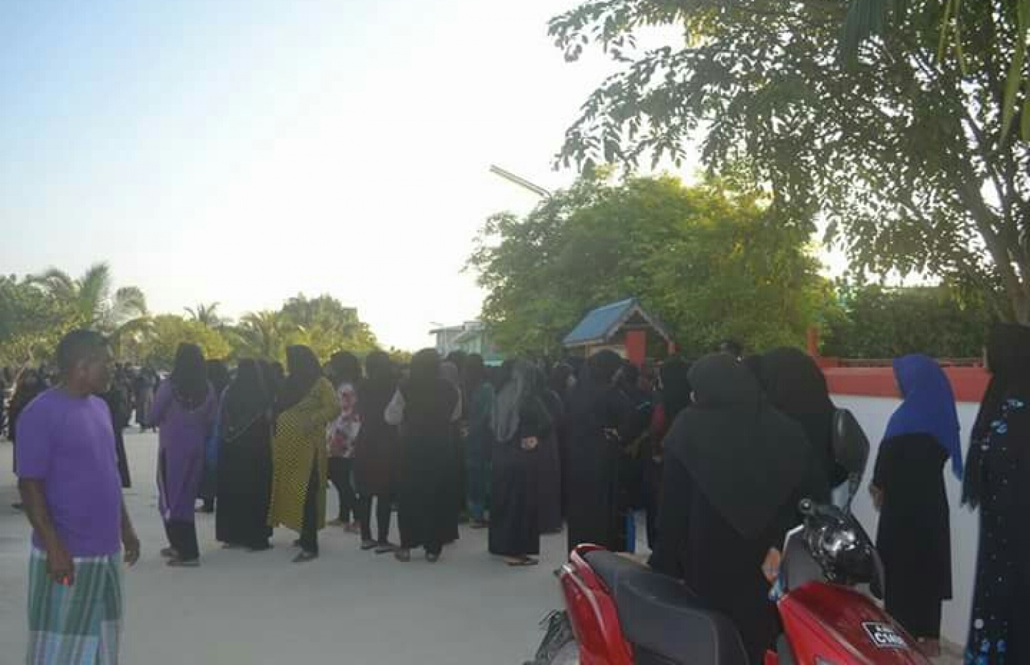 ދުވާފަރު ޕްރައިމަރީ ސްކޫލުގެ ޕްރިންސިޕަލްއާ މެދު ހިތްހަމަ ނުޖެހިގެން ބެލެނިވެރިން މުޒާހަރާ ކުރަނީ