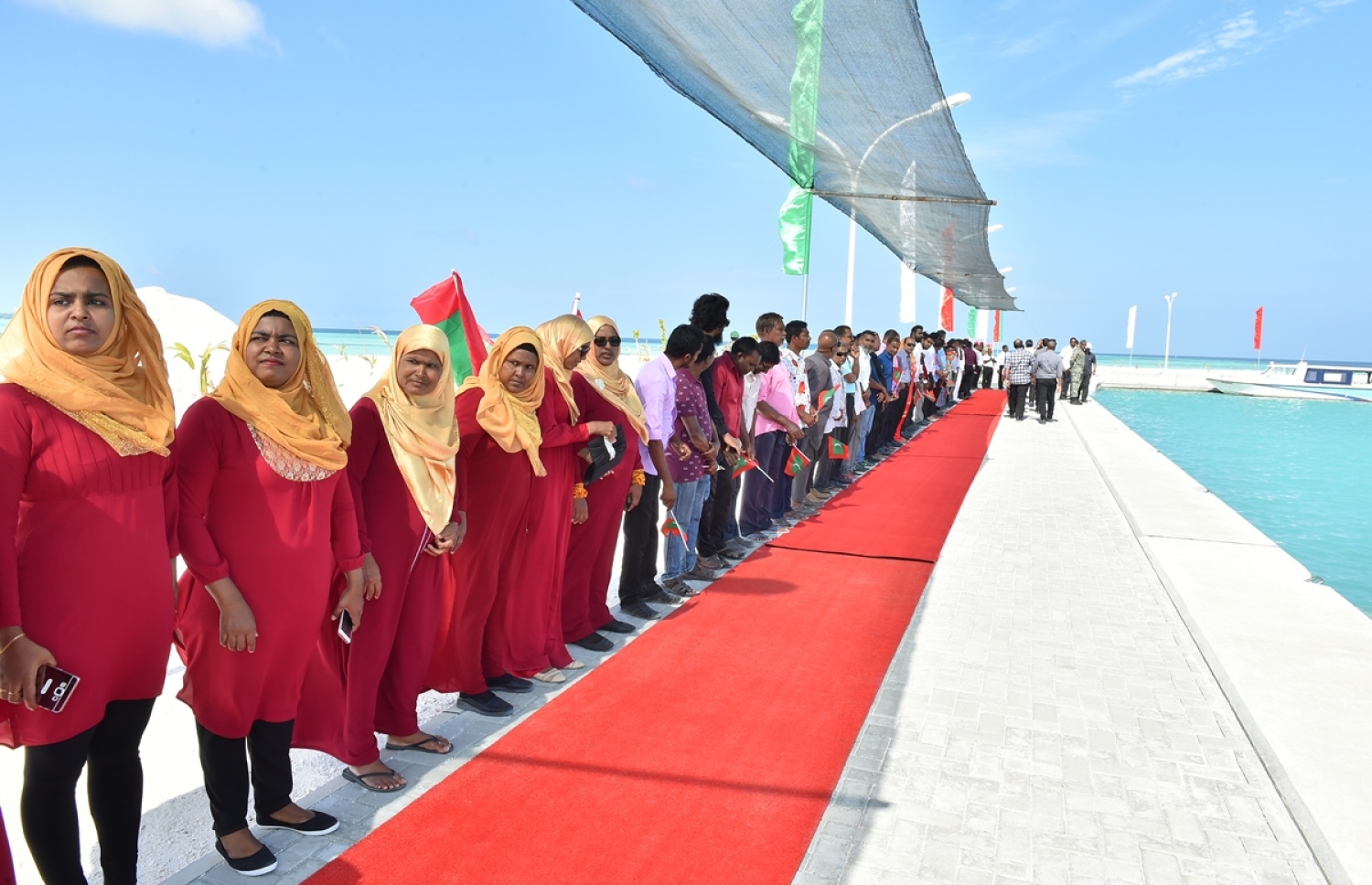 ފ. މަގޫދޫ: ޖެނުއަރީ 23، 2017: ޒަމާނީ ފެންވަރަށް، ފ. މަގޫދޫގައި އިމާރާތް ކުރި މަސްޖިދުއްތަގުވާ މިސްކިތް ހުޅުވުމަށް ބޭއްވި ރަސްމިއްޔާތަށް ރައީސް ޔާމީން ވަޑައިގަތުމުން، އެރަށުގެ އިސްވެރިންނާއި ރަށު ރައްޔިތުން އެމަނިކުފާނަށް މަރުހަބާ ކިޔުމަށް ބަނދަރުމަތީގައި.-- ފޮޓޯ: ރައީސް އޮފީސް