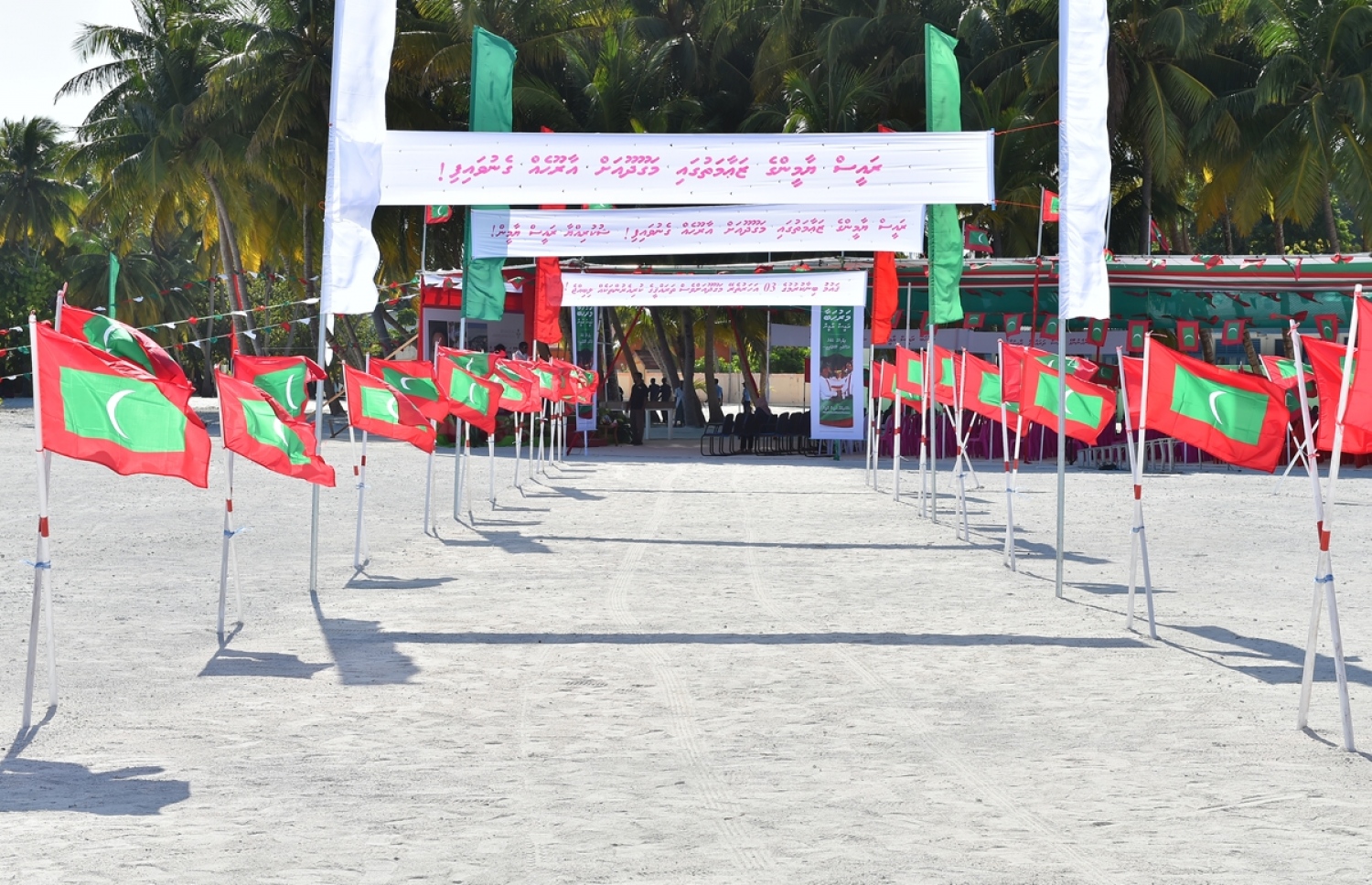 ފ. މަގޫދޫ: ޖެނުއަރީ 23، 2017: ޒަމާނީ ފެންވަރަށް، ފ. މަގޫދޫގައި އިމާރާތް ކުރި މަސްޖިދުއްތަގުވާ މިސްކިތް ހުޅުވުމަށް ބޭއްވި ރަސްމިއްޔާތަށް ރައީސް ޔާމީން ވަޑައިގަތުމުން، އެމަނިކުފާނަށް މަރުހަބާ ކިޔުމުގެ ގޮތުން އެރަށުގެ ބަނދަރުމަތި ދިވެހި ދިދައިން ޒީނަތްތެރި ކޮށްފައި.-- ފޮޓޯ: ރައީސް އޮފީސް