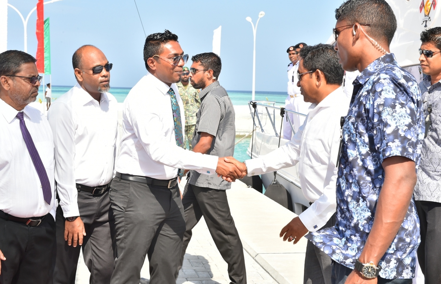 ފ. މަގޫދޫ: ޖެނުއަރީ 23، 2017: ޒަމާނީ ފެންވަރަށް، ފ. މަގޫދޫގައި އިމާރާތް ކުރި މަސްޖިދުއްތަގުވާ މިސްކިތް ހުޅުވުމަށް ބޭއްވި ރަސްމިއްޔާތަށް ރައީސް ޔާމީން ވަޑައިގަތުމުން، އެރަށުގެ އިސްވެރިން އެމަނިކުފާނަށް މަރުހަބާ ދަންނަވަނީ.-- ފޮޓޯ: ރައީސް އޮފީސް