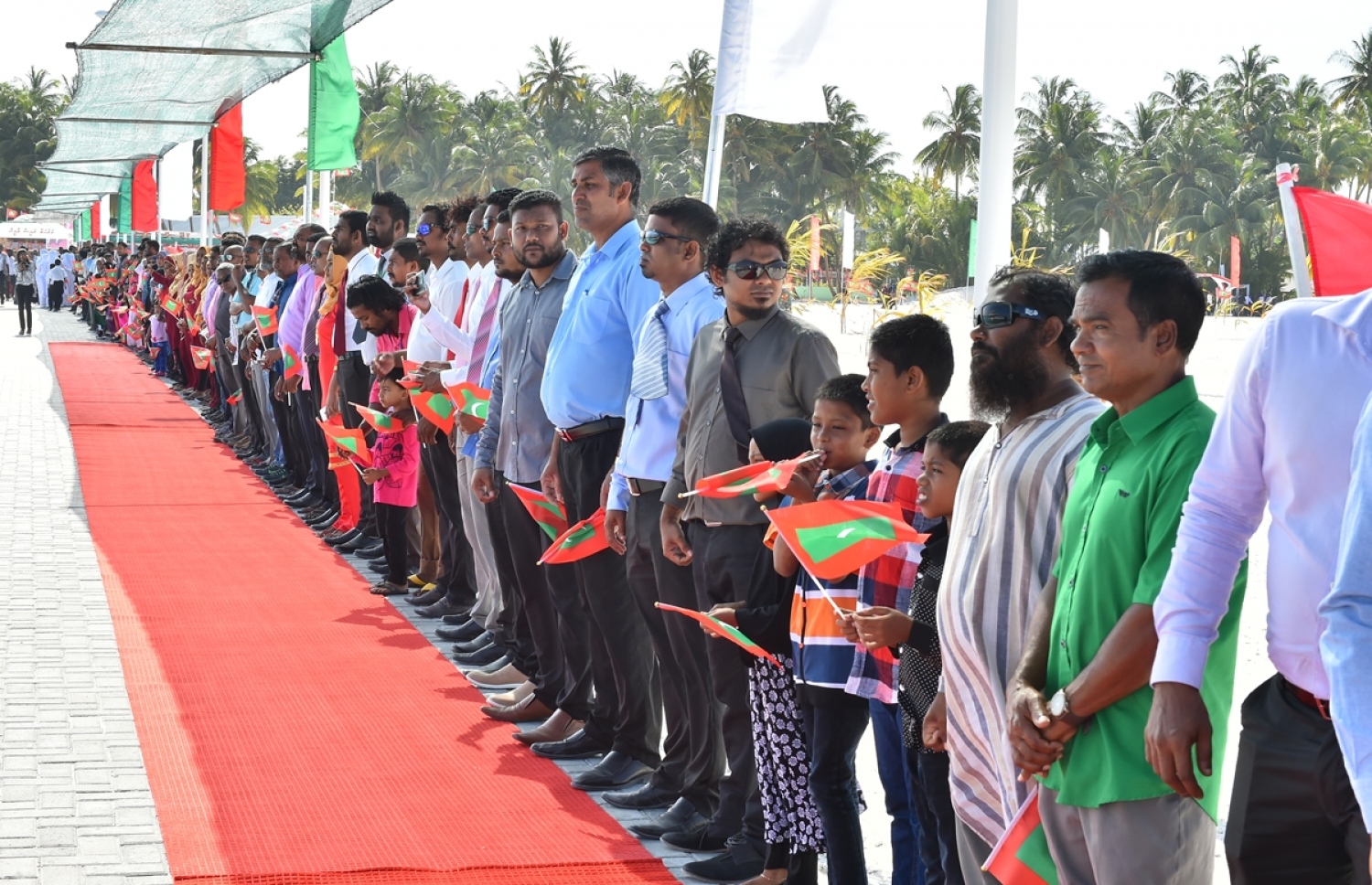 ފ. މަގޫދޫ: ޖެނުއަރީ 23، 2017: ޒަމާނީ ފެންވަރަށް، ފ. މަގޫދޫގައި އިމާރާތް ކުރި މަސްޖިދުއްތަގުވާ މިސްކިތް ހުޅުވުމަށް ބޭއްވި ރަސްމިއްޔާތަށް ރައީސް ޔާމީން ވަޑައިގަތުމުން، އެރަށުގެ އިސްވެރިންނާއި ރައްޔިތުން އަދި ސްކޫލު ދަރިވަރުން އެމަނިކުފާނަށް މަރުހަބާ ކިޔުމަށް ބަނދަރުމަތީގައި.-- ފޮޓޯ: ރައީސް އޮފީސް