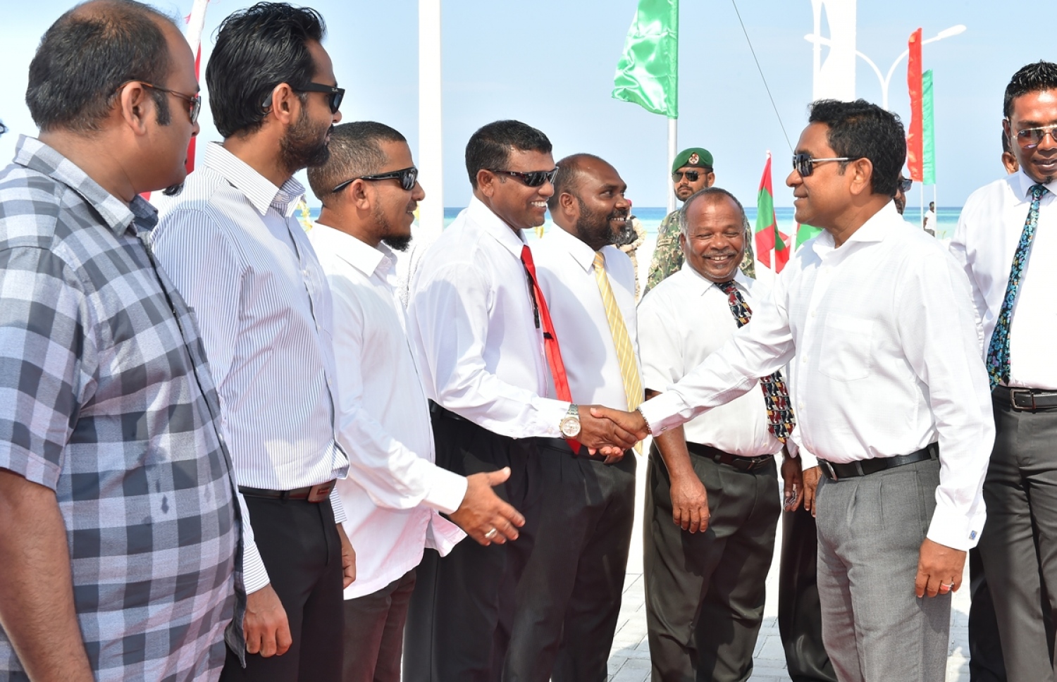 ފ. މަގޫދޫ: ޖެނުއަރީ 23، 2017: ޒަމާނީ ފެންވަރަށް، ފ. މަގޫދޫގައި އިމާރާތް ކުރި މަސްޖިދުއްތަގުވާ މިސްކިތް ހުޅުވުމަށް ބޭއްވި ރަސްމިއްޔާތަށް ރައީސް ޔާމީން ވަޑައިގަތުމުން، އެރަށުގެ އިސްވެރިން އެމަނިކުފާނަށް މަރުހަބާ ދަންނަވަނީ.-- ފޮޓޯ: ރައީސް އޮފީސް