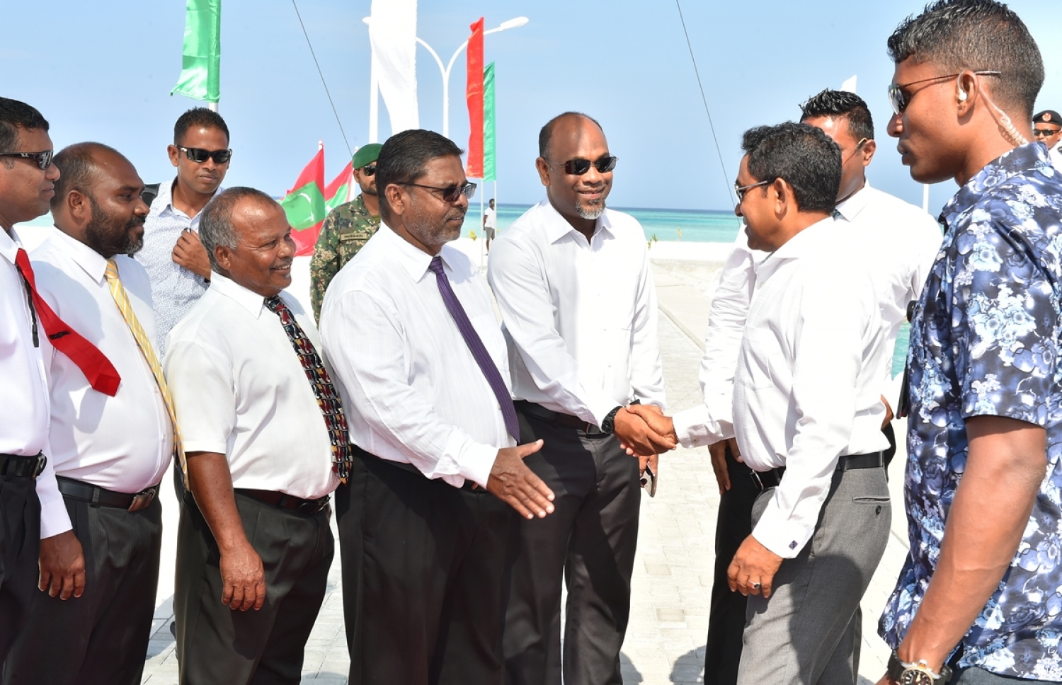 ފ. މަގޫދޫ: ޖެނުއަރީ 23، 2017: ޒަމާނީ ފެންވަރަށް، ފ. މަގޫދޫގައި އިމާރާތް ކުރި މަސްޖިދުއްތަގުވާ މިސްކިތް ހުޅުވުމަށް ބޭއްވި ރަސްމިއްޔާތަށް ރައީސް ޔާމީން ވަޑައިގަތުމުން، އެރަށުގެ އިސްވެރިން އެމަނިކުފާނަށް މަރުހަބާ ދަންނަވަނީ.-- ފޮޓޯ: ރައީސް އޮފީސް