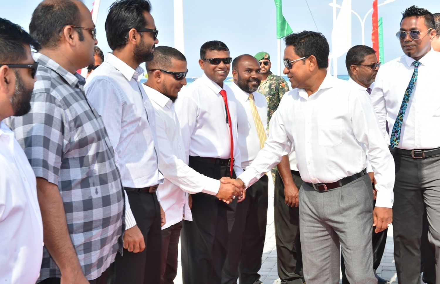 ފ. މަގޫދޫ: ޖެނުއަރީ 23، 2017: ޒަމާނީ ފެންވަރަށް، ފ. މަގޫދޫގައި އިމާރާތް ކުރި މަސްޖިދުއްތަގުވާ މިސްކިތް ހުޅުވުމަށް ބޭއްވި ރަސްމިއްޔާތަށް ރައީސް ޔާމީން ވަޑައިގަތުމުން، އެރަށުގެ އިސްވެރިން އެމަނިކުފާނަށް މަރުހަބާ ދަންނަވަނީ.-- ފޮޓޯ: ރައީސް އޮފީސް