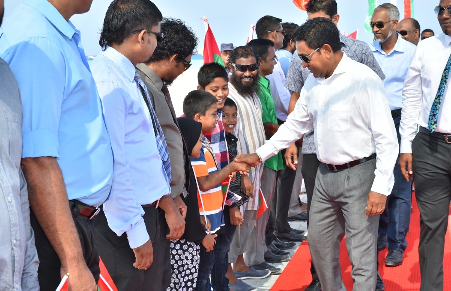 ފ. މަގޫދޫ: ޖެނުއަރީ 23، 2017: ޒަމާނީ ފެންވަރަށް، ފ. މަގޫދޫގައި އިމާރާތް ކުރި މަސްޖިދުއްތަގުވާ މިސްކިތް ހުޅުވުމަށް ބޭއްވި ރަސްމިއްޔާތަށް ރައީސް ޔާމީން ވަޑައިގަތުމުން، އެރަށު ރައްޔިތުން އެމަނިކުފާނަށް މަރުހަބާ ދަންނަވަނީ.-- ފޮޓޯ: ރައީސް އޮފީސް