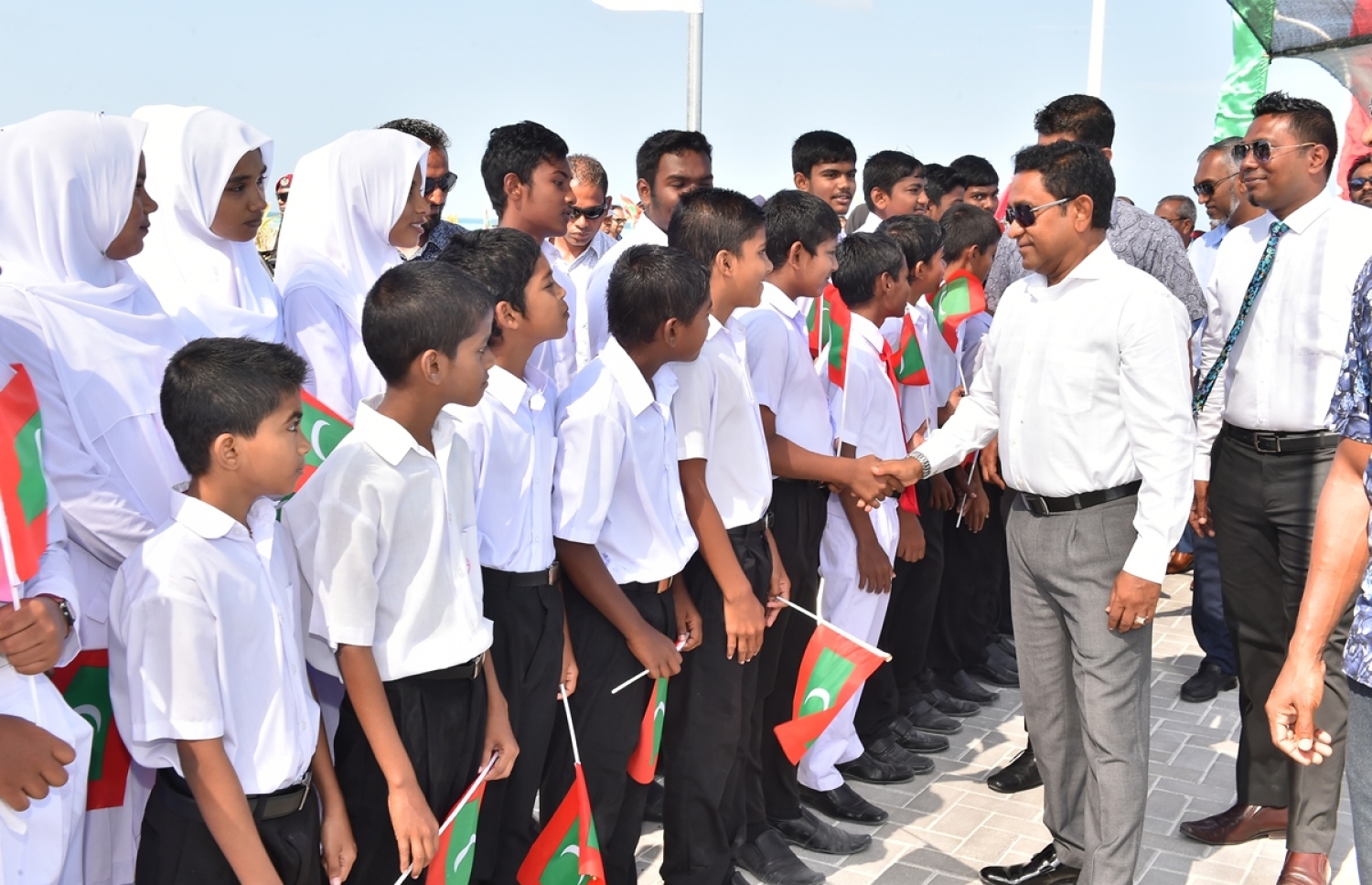 ފ. މަގޫދޫ: ޖެނުއަރީ 23، 2017: ޒަމާނީ ފެންވަރަށް، ފ. މަގޫދޫގައި އިމާރާތް ކުރި މަސްޖިދުއްތަގުވާ މިސްކިތް ހުޅުވުމަށް ބޭއްވި ރަސްމިއްޔާތަށް ރައީސް ޔާމީން ވަޑައިގަތުމުން، އެރަށު ސްކޫލު ދަރިވަރުން އެމަނިކުފާނަށް މަރުހަބާ ދަންނަވަނީ.-- ފޮޓޯ: ރައީސް އޮފީސް