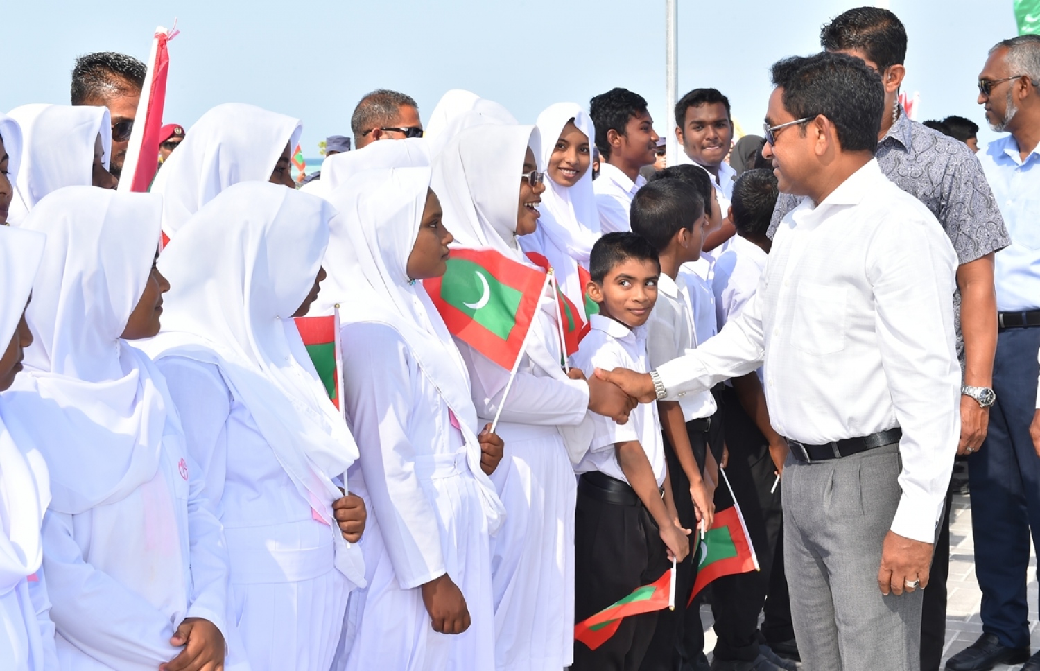 ފ. މަގޫދޫ: ޖެނުއަރީ 23، 2017: ޒަމާނީ ފެންވަރަށް، ފ. މަގޫދޫގައި އިމާރާތް ކުރި މަސްޖިދުއްތަގުވާ މިސްކިތް ހުޅުވުމަށް ބޭއްވި ރަސްމިއްޔާތަށް ރައީސް ޔާމީން ވަޑައިގަތުމުން، އެރަށު ސްކޫލު ދަރިވަރުން އެމަނިކުފާނަށް މަރުހަބާ ދަންނަވަނީ.-- ފޮޓޯ: ރައީސް އޮފީސް