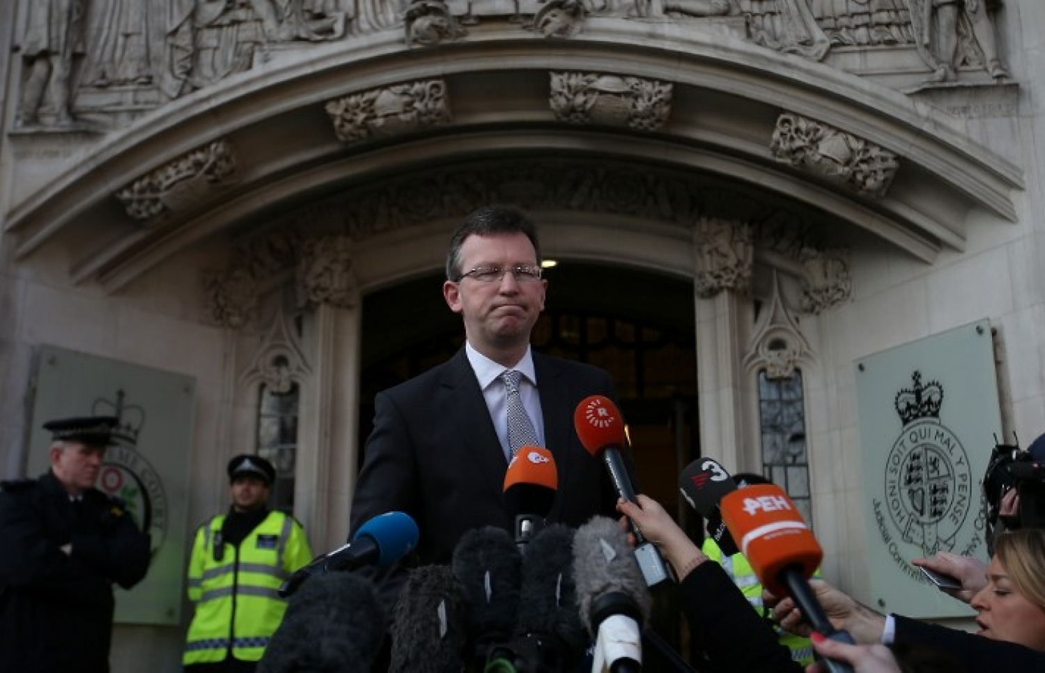 އިނގިރޭސި ސުޕްރީމް ކޯޓުގެ ނިންމުމާ ގުޅޭ ގޮތުން އެޓާނީ ޖެނެރަލް ޖެރެމީ ރައިޓް ނޫސްވެރިންނާ ވާހަކަ ދަައްކަވަނީ. --ފޮޓޯ:އޭއެފްޕީ