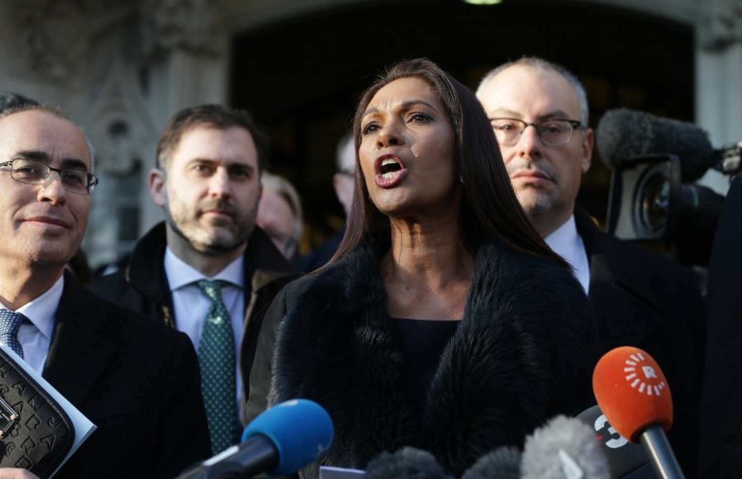 އިނގިރޭސި ވިލާތް އީޔޫން ވަކިވުމުގައި ޕާލަމެންޓުގެ ދައުރެއް އޮންނަން ޖެހޭނެ ކަމަށް ނިންމައި ދިނުމަށް ކޯޓަށް މައްސަލަ ވެއްދި އެސްސީއެމް ޕްރައިވޭޓުގެ ކޯ-ފައުންޑާ ގިނާ މިލާ (މ) ސުޕްރީމް ކޯޓުގެ ބޭރުގައި ނޫސްވެރިންނާ ވާހަކަ ދަައްކަވަނީ. --ފޮޓޯ:އޭއެފްޕީ