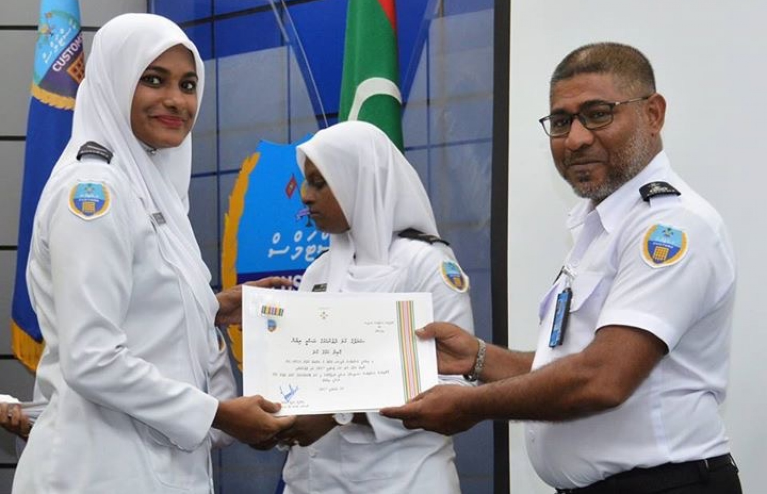 މާލެ: ޖެނުއަރީ 24، 2017: ކަސްޓަމްސްގެ މުވައްޒަފަކަށް ޝަރަފުގެ ކުލަ، ކޮމިޝަނަރު ޖެނެރަލް އިބްރާހިމް ޝަރީފު ދެއްވަނީ.---ފޮޓޯ: ކަސްޓަމްސް