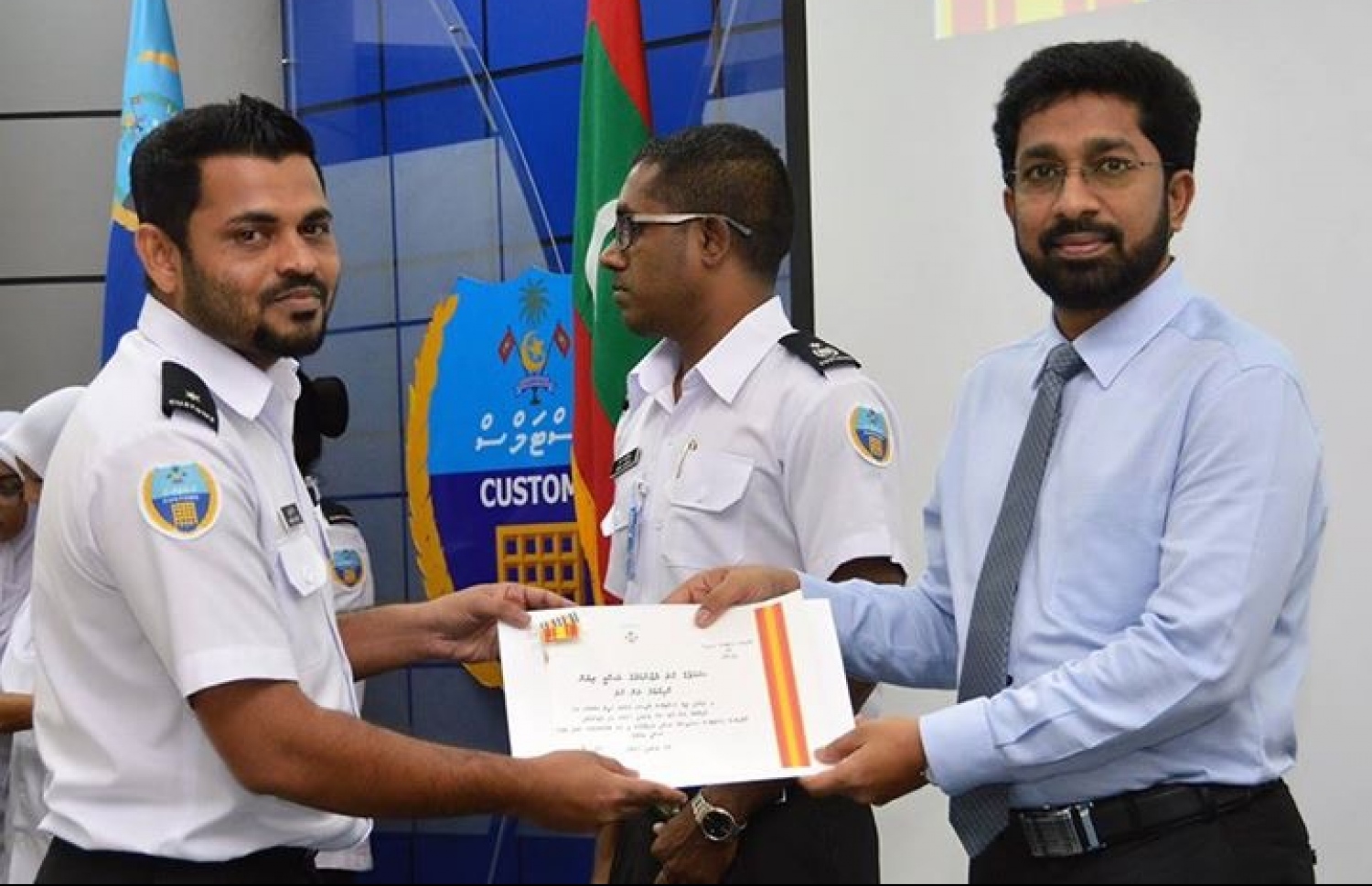 މާލެ: ޖެނުއަރީ 24، 2017: ކަސްޓަމްސްގެ މުވައްޒަފަކަށް ޝަރަފުގެ ކުލަ، ކޮމިޝަނަރު ޖެނެރަލް އިބްރާހިމް ޝަރީފު މިއަދު ދެއްވަނީ.---ފޮޓޯ: ކަސްޓަމްސް