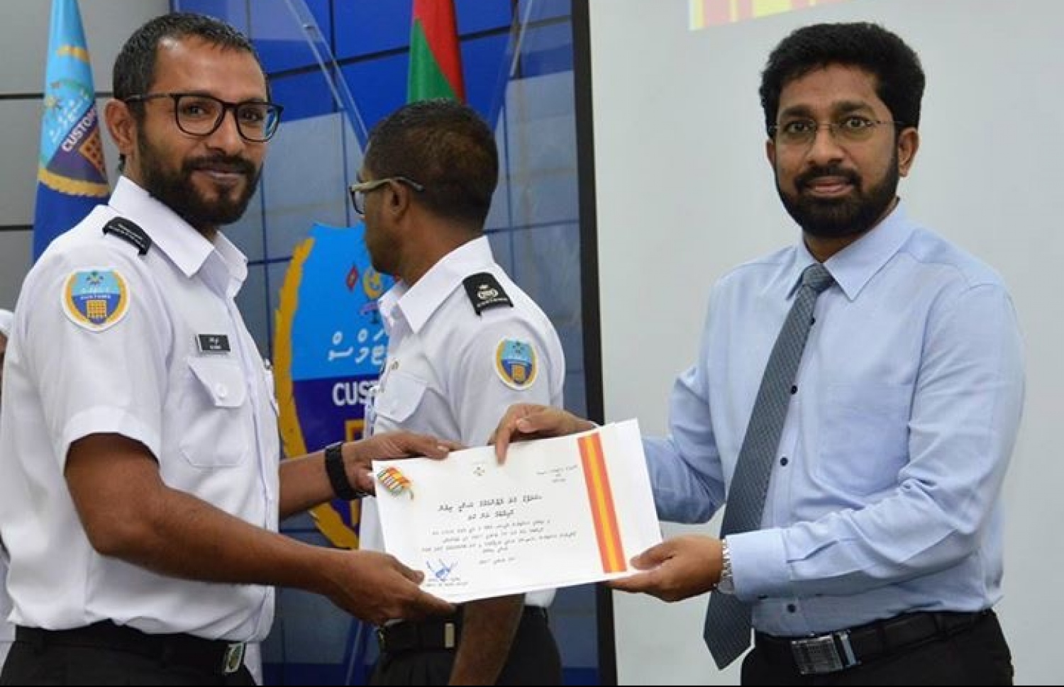 ކަސްޓަމްސްގެ މުވައްޒަފުންނަށް ޝަރަފުވެރިކަމުގެ ކުލަތައް ދޭން ފެށުން