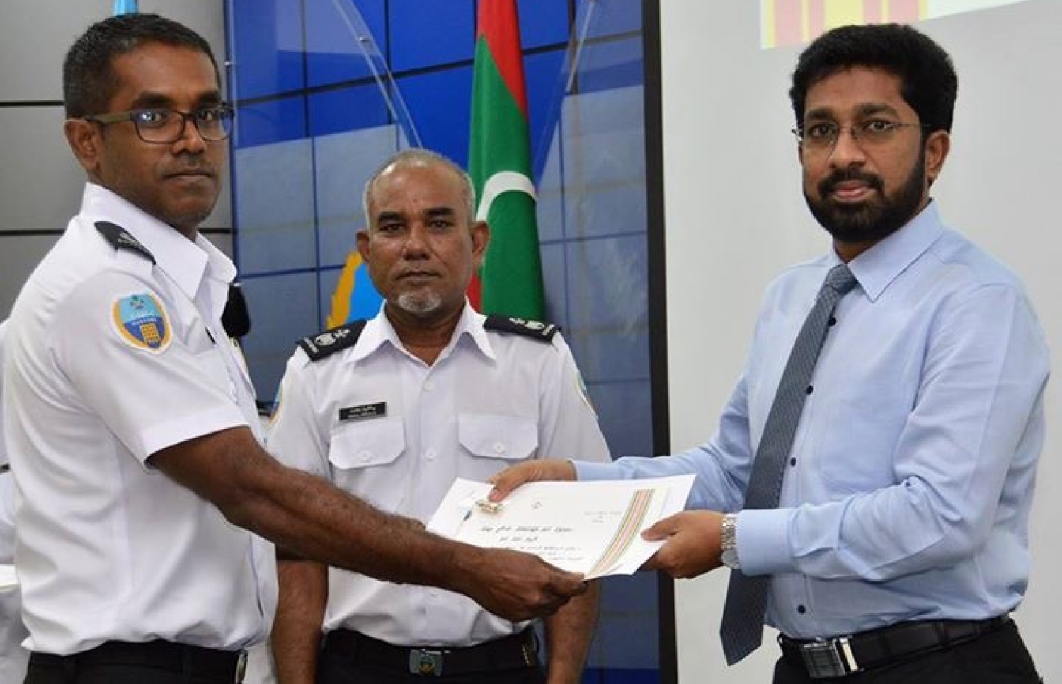 މާލެ: ޖެނުއަރީ 24، 2017: ކަސްޓަމްސްގެ މުވައްޒަފަކަށް ޝަރަފުގެ ކުލަ، ކޮމިޝަނަރު ޖެނެރަލް އިބްރާހިމް ޝަރީފު މިއަދު ދެއްވަނީ.---ފޮޓޯ: ކަސްޓަމްސް