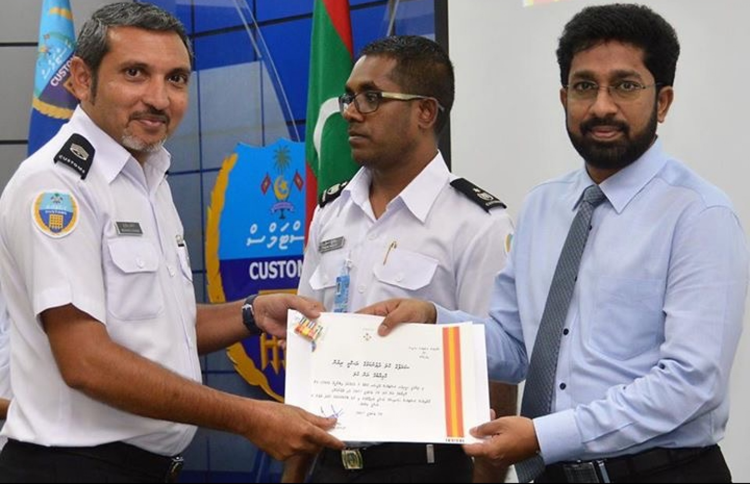 މާލެ: ޖެނުއަރީ 24، 2017: ކަސްޓަމްސްގެ މުވައްޒަފަކަށް ޝަރަފުގެ ކުލަ، ހޯމް މިނިސްޓަރު އަޒްލީން މިއަދު ދެއްވަނީ.---ފޮޓޯ: ކަސްޓަމްސް