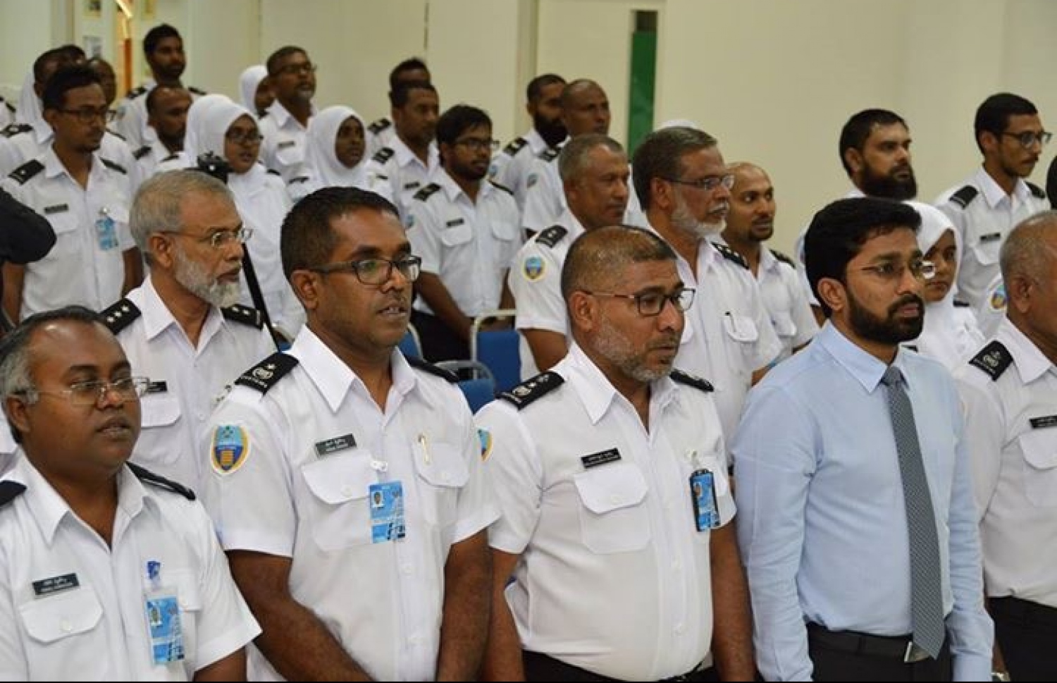 މާލެ: ޖެނުއަރީ 24، 2017: ރަސްމިއްޔާތުގައި ހޯމް މިނިސްޓަރު އަޒްލީނާއި ކޮމިޝަނަރު ޖެނެރަލް އޮފް ކަސްޓަމްސް ޝަރީފްގެ އިތުރުން އެ އިދާރާގެ އެހެން އޮފިސަރުން ބައިވެރިވެވަޑައިގަންނަވަނީ.---ފޮޓޯ: ކަސްޓަމްސް