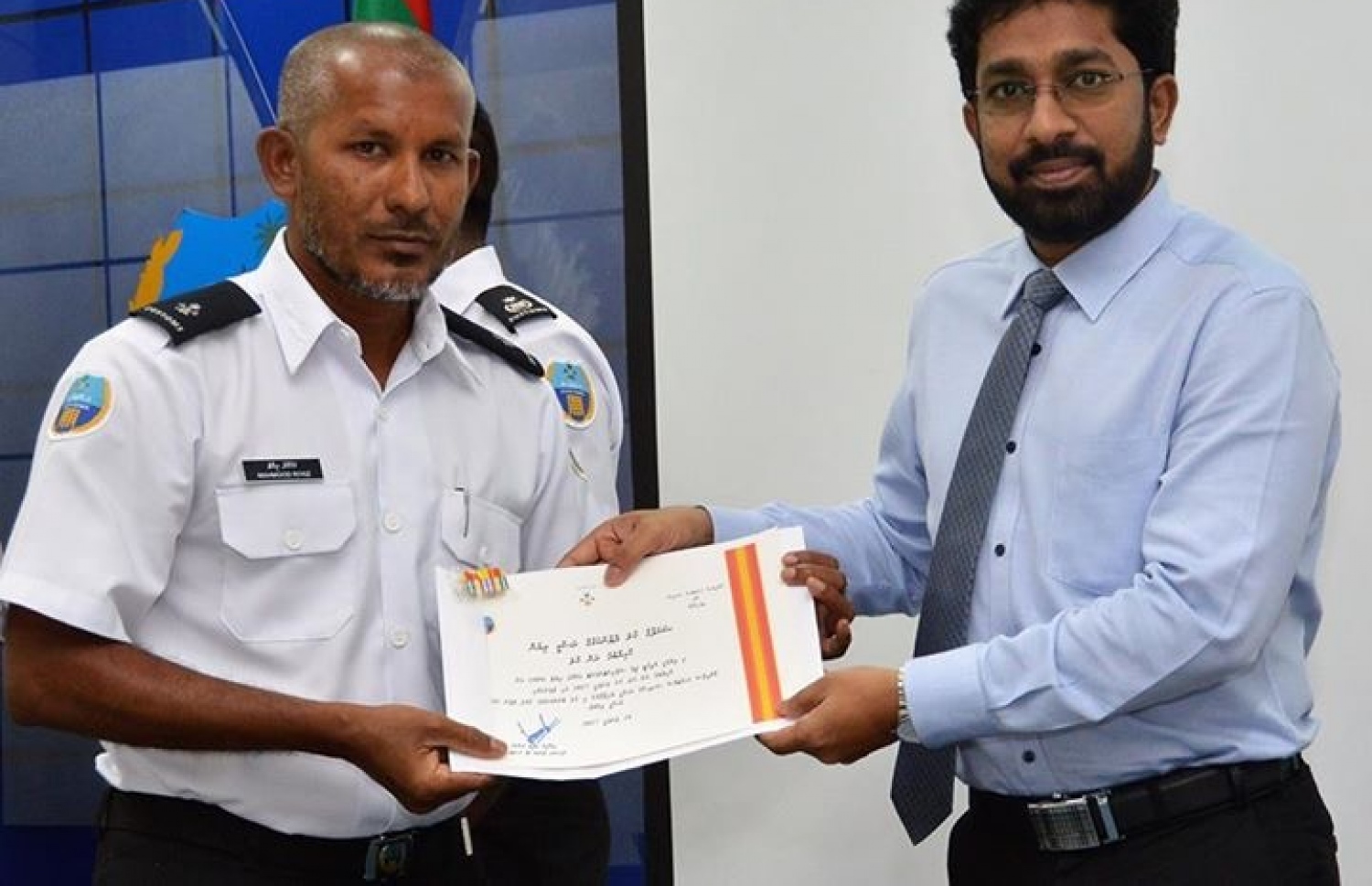 މާލެ: ޖެނުއަރީ 24، 2017: ކަސްޓަމްސްގެ މުވައްޒަފަކަށް ޝަރަފުގެ ކުލަ، ހޯމް މިނިސްޓަރު އަޒްލީން މިއަދު ދެއްވަނީ.---ފޮޓޯ: ކަސްޓަމްސް