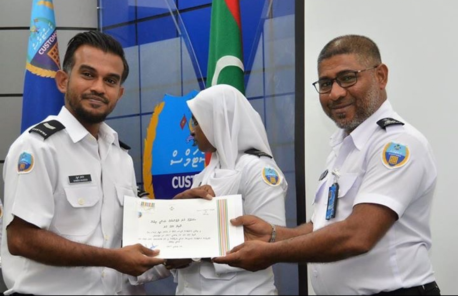 މާލެ: ޖެނުއަރީ 24، 2017: ކަސްޓަމްސްގެ މުވައްޒަފަކަށް ޝަރަފުގެ ކުލަ، ކޮމިޝަނަރު ޖެނެރަލް އިބްރާހިމް ޝަރީފު މިއަދު ދެއްވަނީ.---ފޮޓޯ: ކަސްޓަމްސް