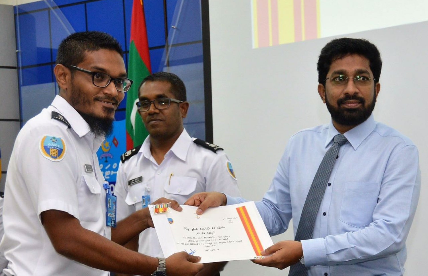 މާލެ: ޖެނުއަރީ 24، 2017: ކަސްޓަމްސްގެ މުވައްޒަފަކަށް ޝަރަފުގެ ކުލަ، ހޯމް މިނިސްޓަރު އަޒްލީން ދެއްވަނީ.---ފޮޓޯ: ކަސްޓަމްސް