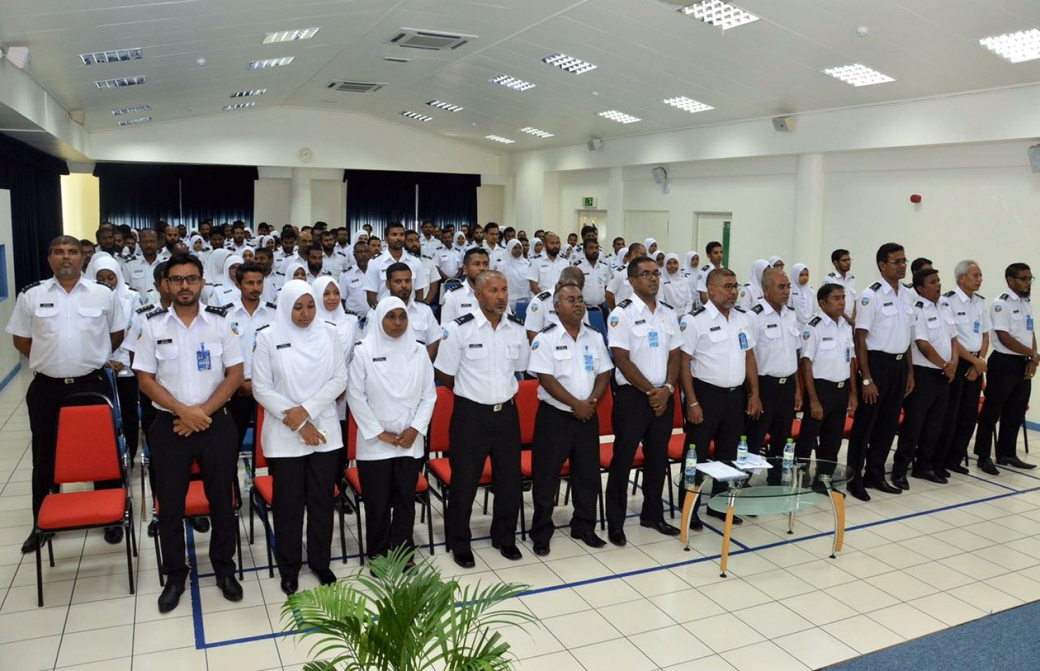 މާލެ: ޖެނުއަރީ 24، 2017: ކޮމިޝަނަރު ޖެނެރަލް އޮފް ކަސްޓަމްސް ޝަރީފްގެ އިތުރުން އެ އިދާރާގެ އެހެން އޮފިސަރުން ހަފްލާގައި ބައިވެރިވެވަޑައިގަންނަވަނީ.---ފޮޓޯ: ކަސްޓަމްސް