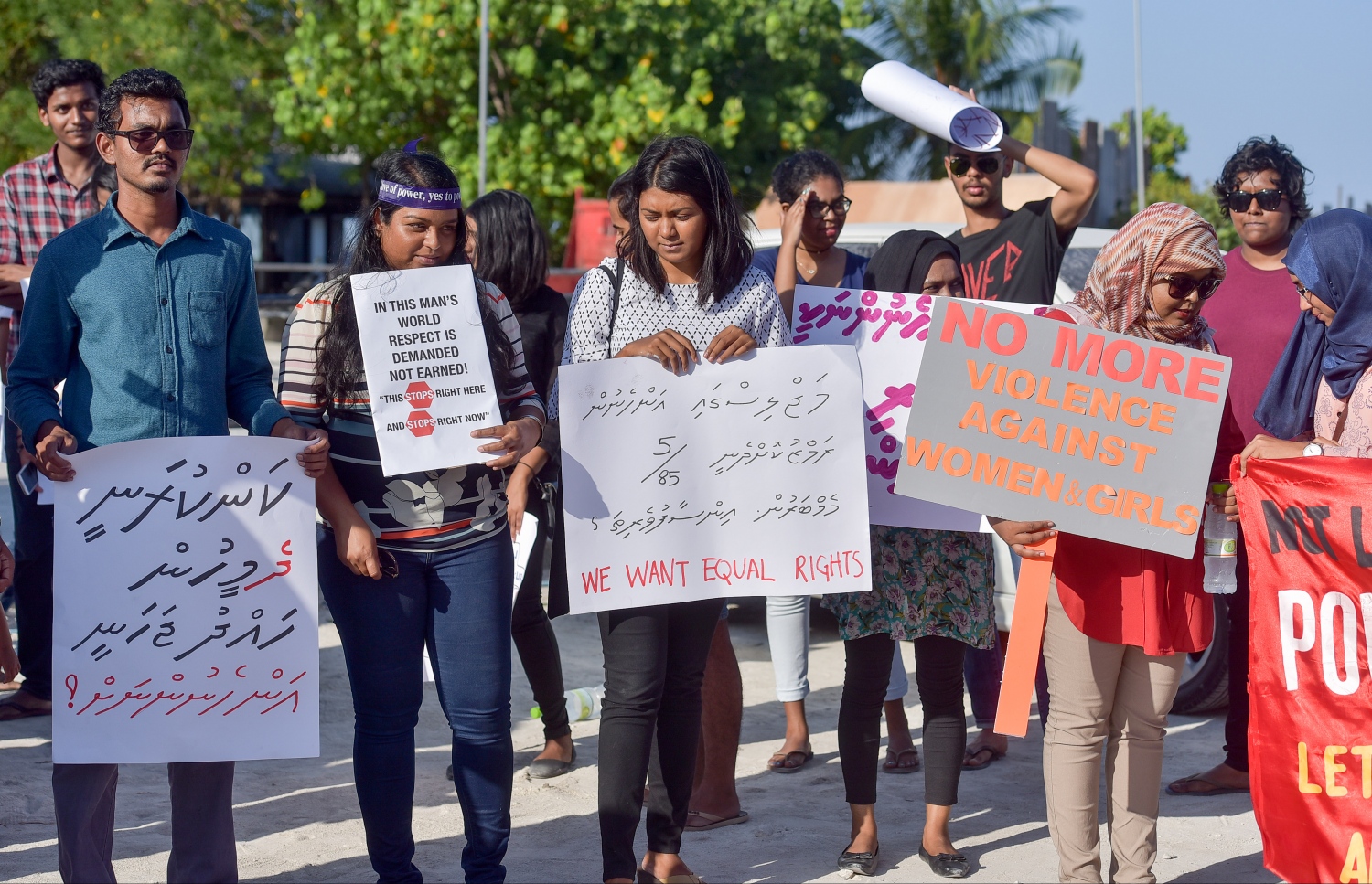 މާލެ: ޖެނުއަރީ 24، 2017: އަންހެނުންގެ ހައްގުތައް ހިމާޔަތްކުރުމަށް ގޮވާލައި، އަލިމަސް ކާނިވަލުގައި ބޭއްވި އެއްވުމުގައި އަންހެނުންނާ މެދު އަމަލުކުރަމުން އަންނަ ގޮތްތަކާ މެދު އެތަނުގައި ތިބި ބައެއް މީހުން ޝުއޫރުފާޅު ކުރަނީ.-- ފޮޓޯ: ނިޝާން އަލީ/ މިހާރު