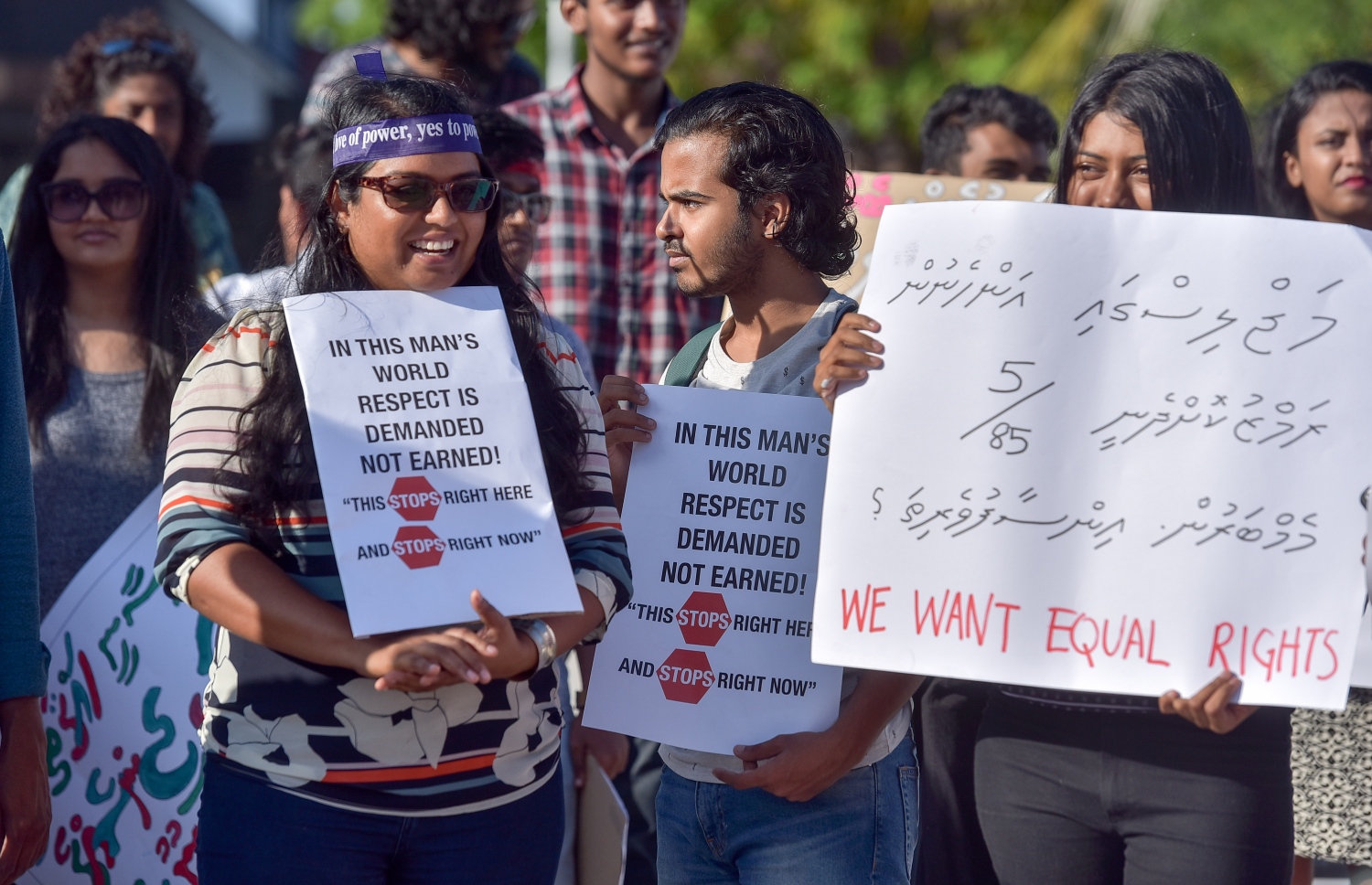 މާލެ: ޖެނުއަރީ 24، 2017: އަންހެނުންގެ ހައްގުތައް ހިމާޔަތްކުރުމަށް ގޮވާލައި، އަލިމަސް ކާނިވަލުގައި ބޭއްވި އެއްވުމުގައި އަންހެނުންނާ މެދު އަމަލުކުރަމުން އަންނަ ގޮތްތަކާ މެދު އެތަނުގައި ތިބި ބައެއް މީހުން ޝުއޫރުފާޅު ކުރަނީ.-- ފޮޓޯ: ނިޝާން އަލީ/ މިހާރު