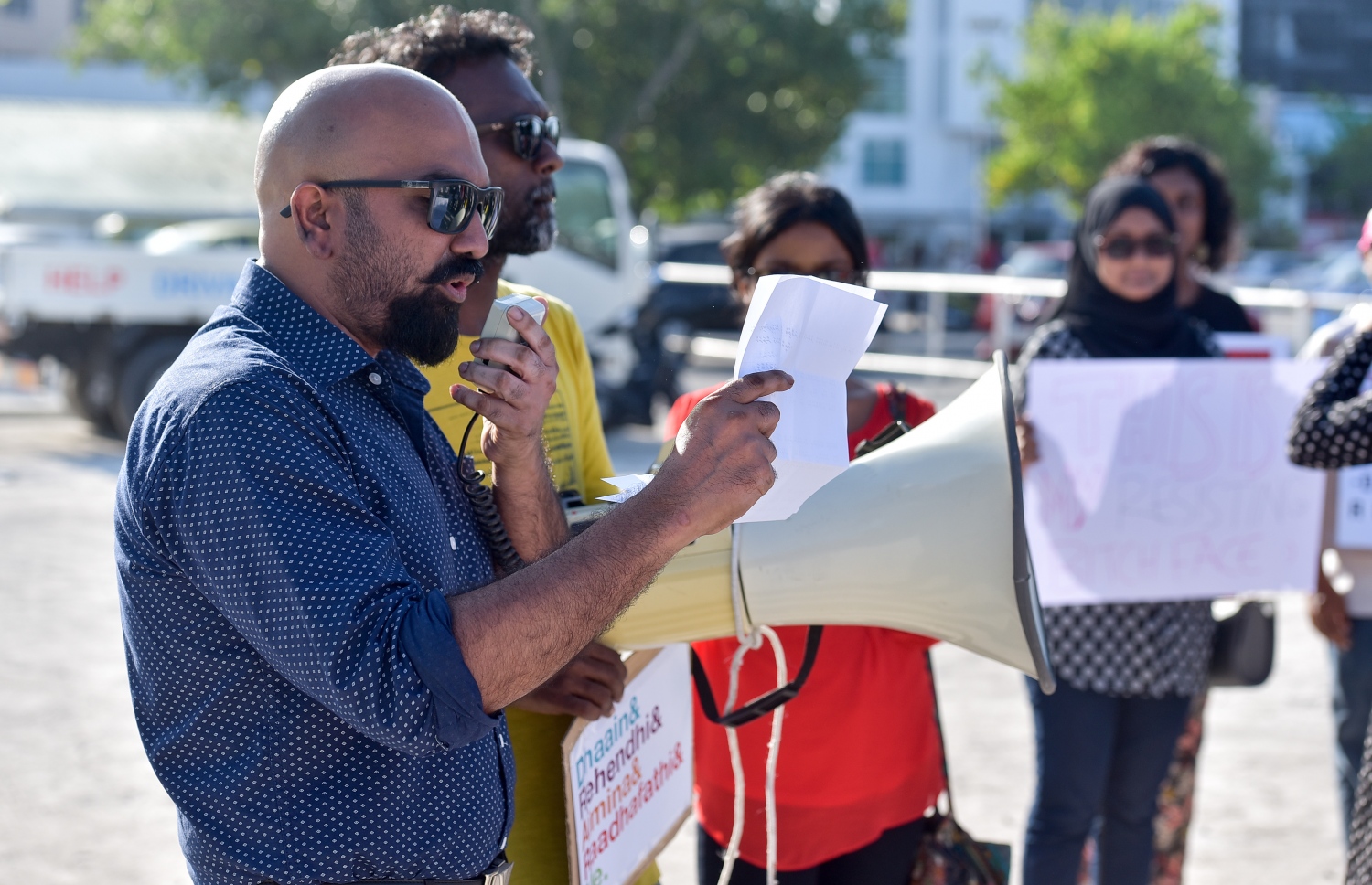 މާލެ: ޖެނުއަރީ 24، 2017: އަންހެނުންގެ ހައްގުތައް ހިމާޔަތްކުރުމަށް ގޮވާލައި، އަލިމަސް ކާނިވަލުގައި ބޭއްވި އެއްވުމުގައި އަންހެނުންނާ މެދު އަމަލުކުރަމުން އަންނަ ގޮތްތަކާ މެދު އެތަނުގައި ތިބި ބައެއް މީހުން ޝުއޫރުފާޅު ކުރަނީ.-- ފޮޓޯ: ނިޝާން އަލީ/ މިހާރު