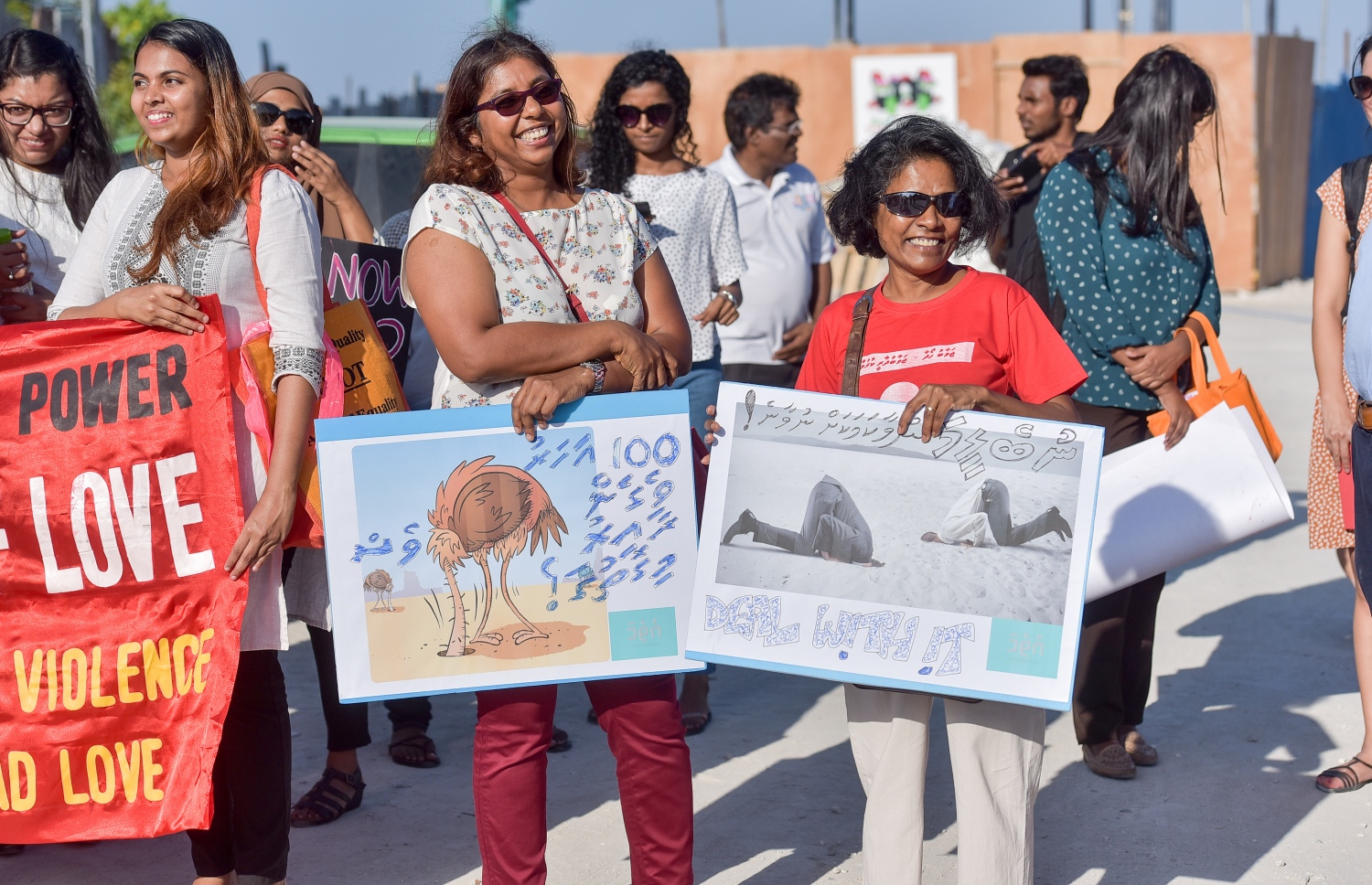 މާލެ: ޖެނުއަރީ 24، 2017: އަންހެނުންގެ ހައްގުތައް ހިމާޔަތްކުރުމަށް ގޮވާލައި، އަލިމަސް ކާނިވަލުގައި ބޭއްވި އެއްވުމުގައި އަންހެނުންނާ މެދު އަމަލުކުރަމުން އަންނަ ގޮތްތަކާ މެދު އެތަނުގައި ތިބި ބައެއް މީހުން ޝުއޫރުފާޅު ކުރަނީ.-- ފޮޓޯ: ނިޝާން އަލީ/ މިހާރު