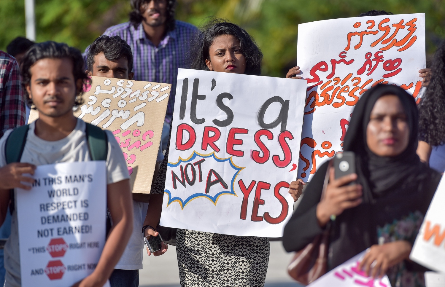 މާލެ: ޖެނުއަރީ 24، 2017: އަންހެނުންގެ ހައްގުތައް ހިމާޔަތްކުރުމަށް ގޮވާލައި، އަލިމަސް ކާނިވަލުގައި ބޭއްވި އެއްވުމުގައި އަންހެނުންނާ މެދު އަމަލުކުރަމުން އަންނަ ގޮތްތަކާ މެދު އެތަނުގައި ތިބި ބައެއް މީހުން ޝުއޫރުފާޅު ކުރަނީ.-- ފޮޓޯ: ނިޝާން އަލީ/ މިހާރު