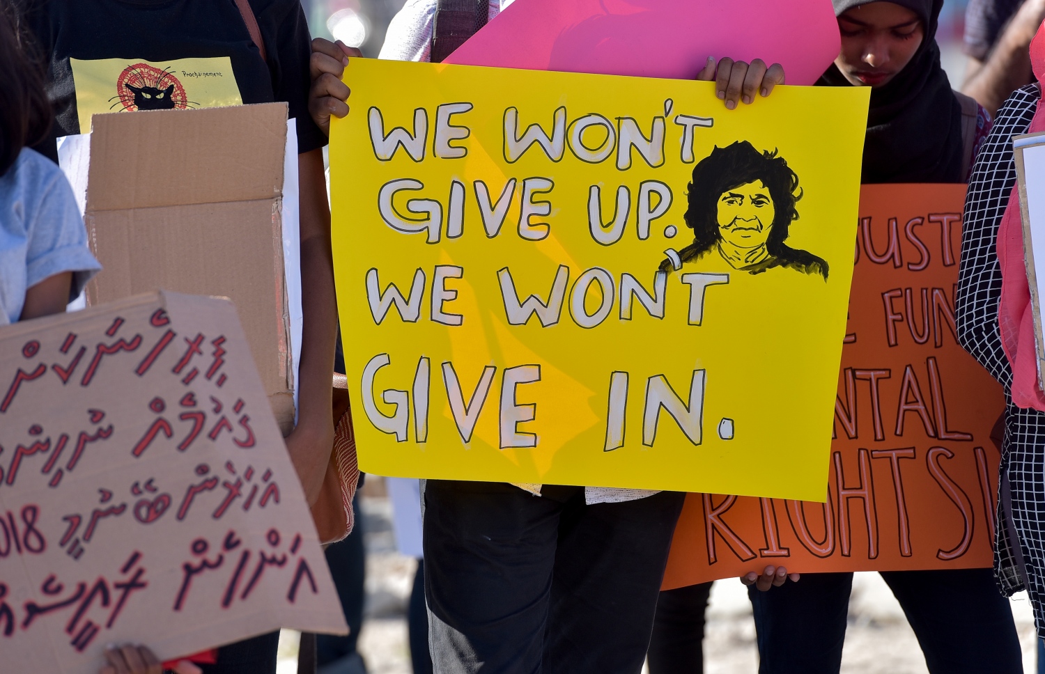 މާލެ: ޖެނުއަރީ 24، 2017: އަންހެނުންގެ ހައްގުތައް ހިމާޔަތްކުރުމަށް ގޮވާލައި، އަލިމަސް ކާނިވަލުގައި ބޭއްވި އެއްވުމުގައި އަންހެނުންނާ މެދު އަމަލުކުރަމުން އަންނަ ގޮތްތަކާ މެދު އެތަނުގައި ތިބި ބައެއް މީހުން ޝުއޫރުފާޅު ކުރަނީ.-- ފޮޓޯ: ނިޝާން އަލީ/ މިހާރު