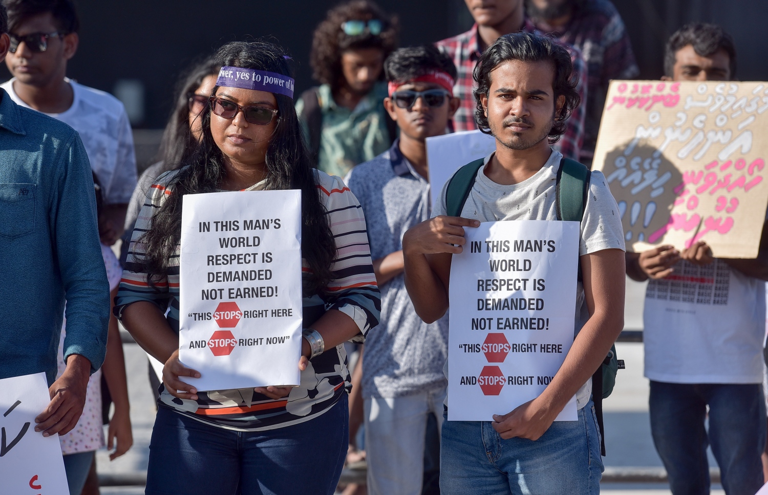 މާލެ: ޖެނުއަރީ 24، 2017: އަންހެނުންގެ ހައްގުތައް ހިމާޔަތްކުރުމަށް ގޮވާލައި، އަލިމަސް ކާނިވަލުގައި ބޭއްވި އެއްވުމުގައި އަންހެނުންނާ މެދު އަމަލުކުރަމުން އަންނަ ގޮތްތަކާ މެދު އެތަނުގައި ތިބި ބައެއް މީހުން ޝުއޫރުފާޅު ކުރަނީ.-- ފޮޓޯ: ނިޝާން އަލީ/ މިހާރު