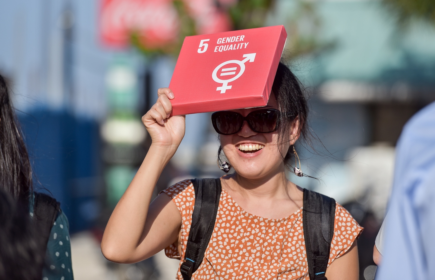 މާލެ: ޖެނުއަރީ 24، 2017: އަންހެނުންގެ ހައްގުތައް ހިމާޔަތްކުރުމަށް ގޮވާލައި، އަލިމަސް ކާނިވަލުގައި ބޭއްވި އެއްވުމުގައި އަންހެނަކު ޖިންސުގެ ހަމަހަމަކަމާ ބެހޭ ބޯޑެއް ހިފަހައްޓައިގެން.-- ފޮޓޯ: ނިޝާން އަލީ/ މިހާރު