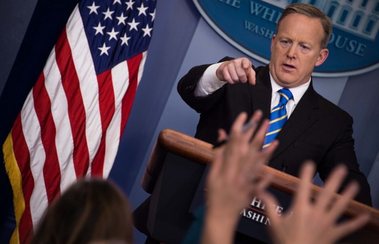 ވައިޓް ހައުސްގެ ޕްރެސް ސެކްރެޓަރީ ޝޯން ސްޕައިސާ ނޫސްވެރިންނާ ވާހަކަ ދައްކަވަނީ. --ފޮޓޯ:އޭއެފްޕީ