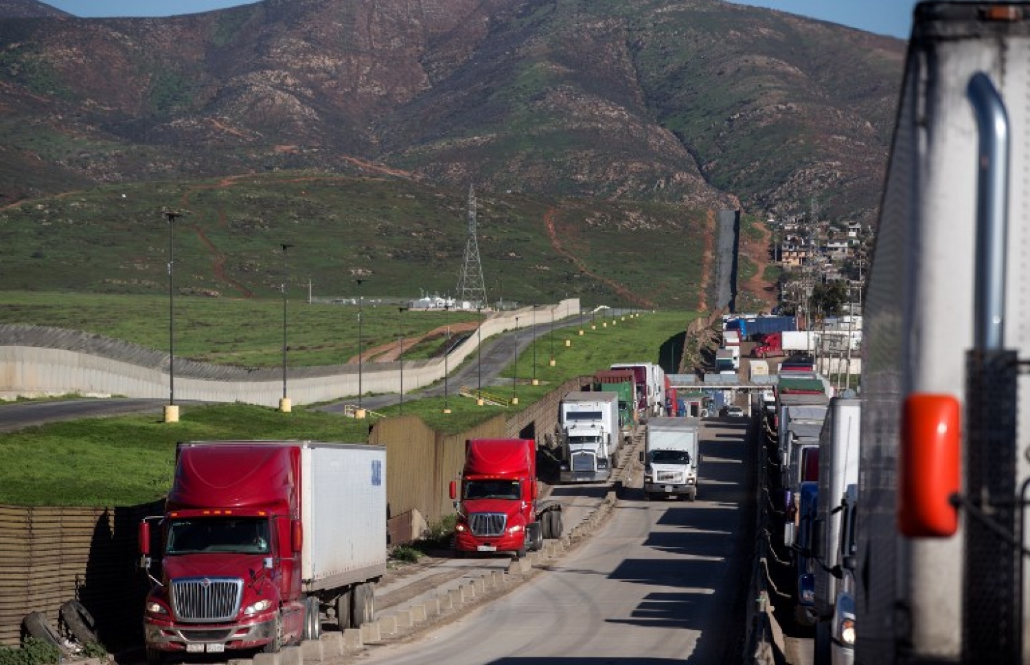 އެމެރިކާ-މެކްސިކޯ ގުޅޭ ބޯޑަރު ސަރަހައްދުން ޓްރަކްތަކެއް ހުރަސް ކުރަނީ. --ފޮޓޯ:އޭއެފްޕީ