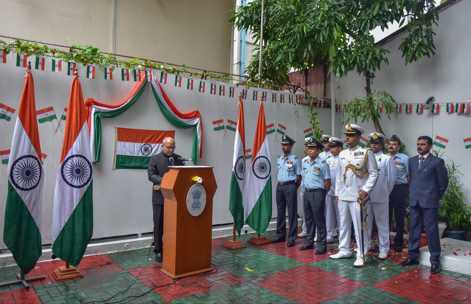 އިންޑިއާ ހައި ކޮމިޝަނުން ބޭއްވި ރަސްމިއްޔާތެއްގައި އެ ގަމުގެ ސަފީރު އަކިލޭޝް މިޝްރާ ވާހަކަ ދައްކަވަނީ: ރާއްޖެ އާއި އިންޑިއާ ދެމެދު އުފެދިފައިވާ ނުތަނަވަސްކަން ހައްލުކުރަން އެ ގައުމުގެ ވަފުދެއް ރާއްޖެ އަންނަން ވަނީ ނިންމާފައި. --ފޮޓޯ/މިހާރު