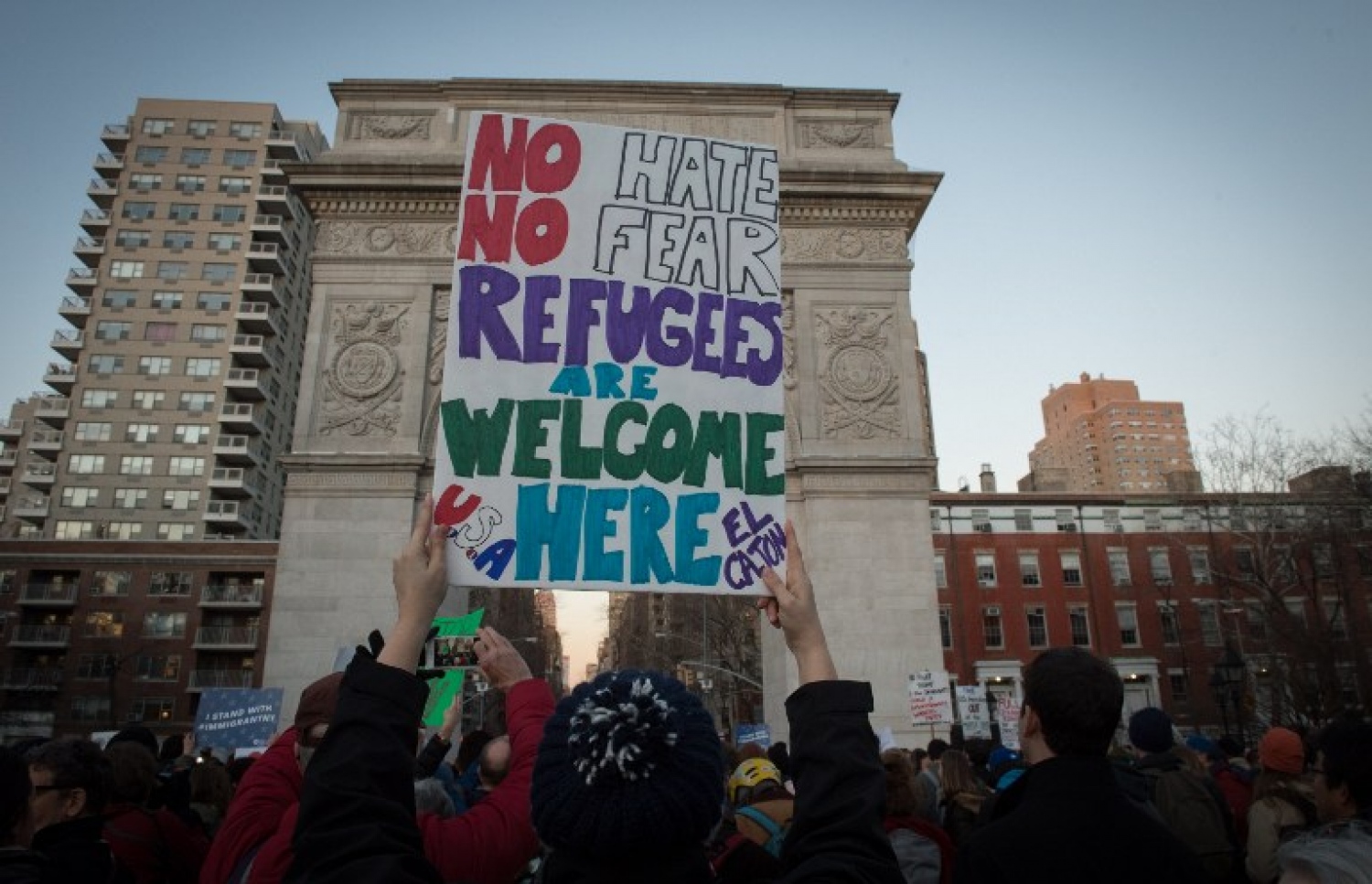 މުސްލިމުން އެމެރިކާ އަށް ވަނުން ރައީސް ޓްރަމްޕް މަނާ ކުރަން އުޅުއްވުމުން ކައުންސިލް އޮން އެމެރިކަން އިސްލާމިކް ރިލޭޝަން އިން ނިއު ޔޯކުގައި މުޒާހަރާ ކުރަނީ: ރައީސާ ދެކޮޅަށް ވެސް އާންމުން ކާމިޔާބު ހޯދާ --ފޮޓޯ:އޭއެފްޕީ