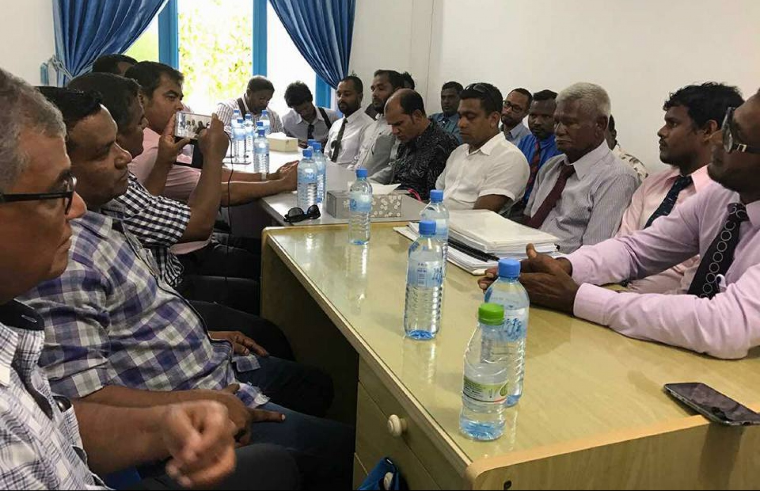 މިނިސްޓަރު ތޯރިގް، އޮމަދޫ ކައުންސިލް މެމްބަރުންނާއެކު ބޭއްވި ބައްދަލުވުން. - ފޮޓޯ: އެންވަޔަރަމަންޓް މިނިސްޓްރީ