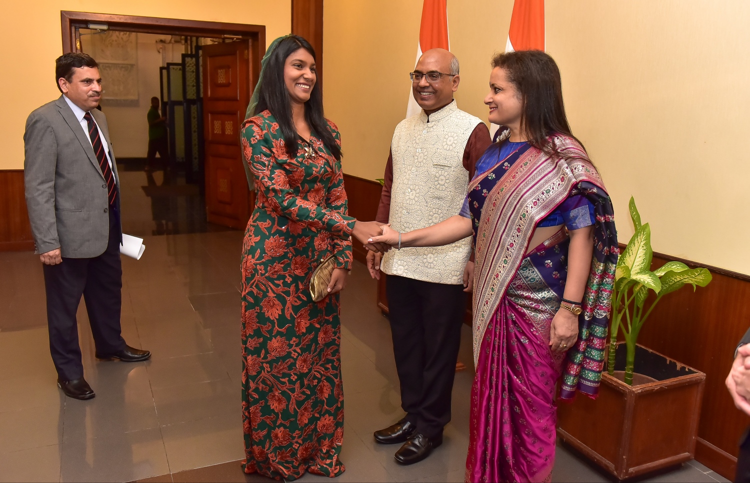 މާލެ: ޖެނުއަރީ 27، 2017: އިންޑިއާގެ ޖުމްހޫރީ ދުވަސް ފާހަގަކުރަން ބޭއްވި ހަފްލާގައި ޖެންޑާ މިނިސްޓަރު ޒެނީޝާ ބައިވެރިވެ ވަޑައިގަންނަވަނީ.-- ފޮޓޯ: ނިޝާން އަލީ/ މިހާރު