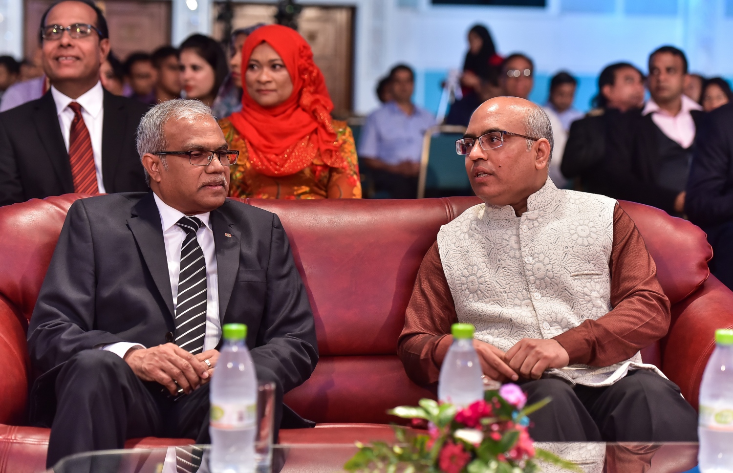 މާލެ: ޖެނުއަރީ 27، 2017: އިންޑިއާގެ ޖުމްހޫރީ ދުވަސް ފާހަގަކުރަން ބޭއްވި ހަފްލާގައި ފޮރިން މިނިސްޓަރު މުހައްމަދު އާސިމް(ވ)، އިންޑިއާގެ ސަފީރު އަކިލޭޝް މިޝްރާ (މ) އާއި ވާހަކަ ދައްކަވަނީ.-- ފޮޓޯ: ނިޝާން އަލީ/ މިހާރު