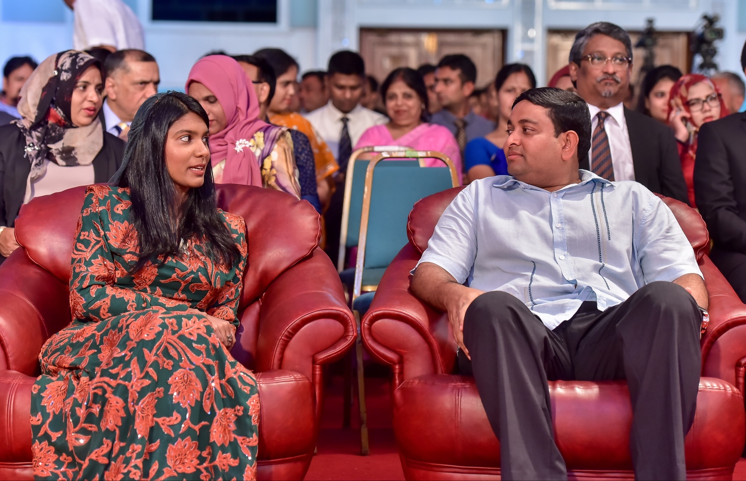 މާލެ: ޖެނުއަރީ 27، 2017: އިންޑިއާގެ ޖުމްހޫރީ ދުވަސް ފާހަގަކުރަން ބޭއްވި ހަފްލާގައި ފިޝަރީޒް މިނިސްޓަރު ޝައިނީ، އަދި ޖެންޑާ މިނިސްޓަރު ޒެނީޝާގެ އިތުރުން ސަރުކާރުގެ ބައެއް އިސްވެރިން ބައިވެރިވެ ވަޑައިގަންނަވަނީ.-- ފޮޓޯ: ނިޝާން އަލީ/ މިހާރު