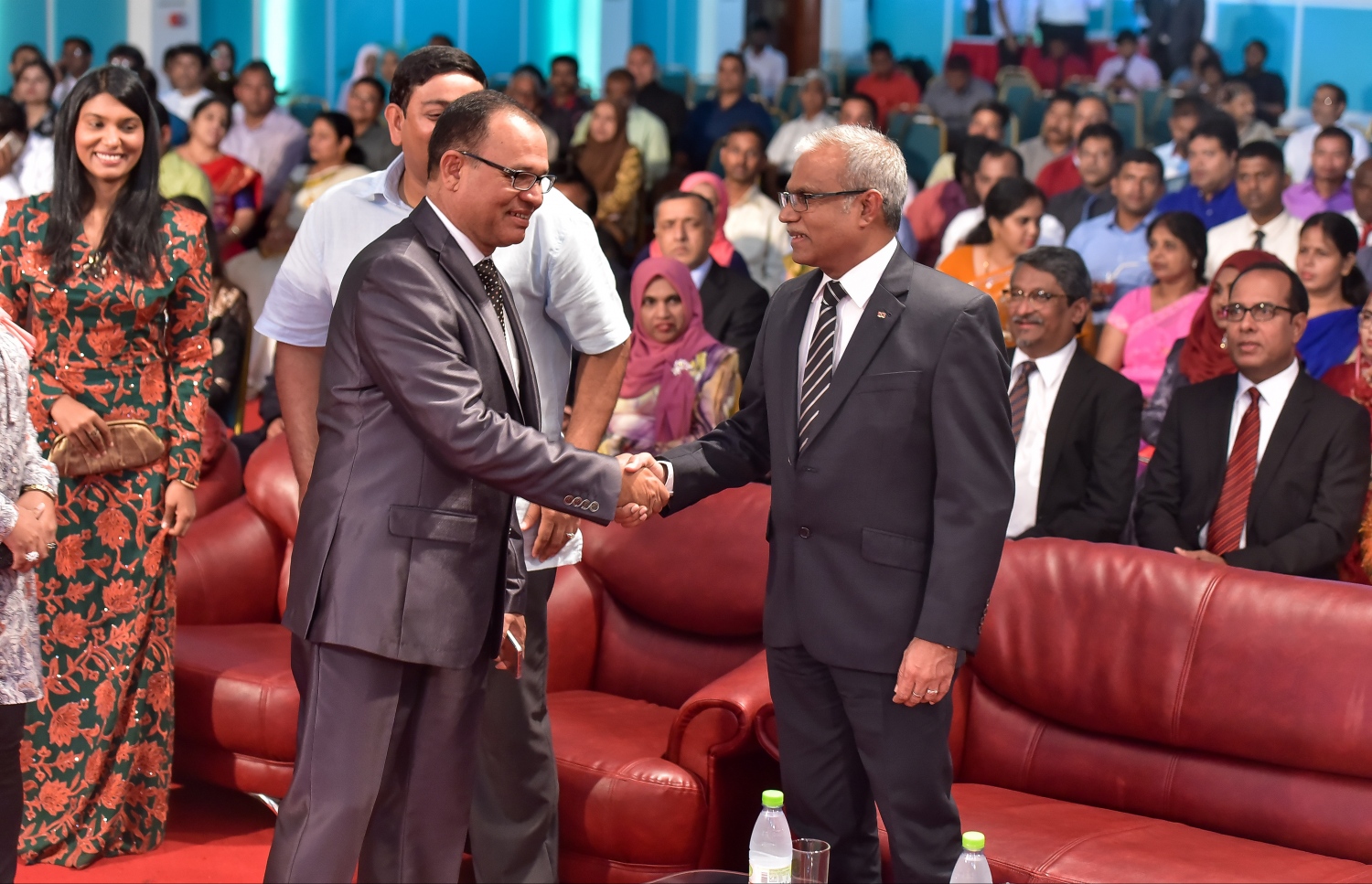 މާލެ: ޖެނުއަރީ 27، 2017: އިންޑިއާގެ ޖުމްހޫރީ ދުވަސް ފާހަގަކުރަން ބޭއްވި ހަފްލާގައި ޑިފެންސް މިނިސްޓަރު އާދަމް ޝަރީފް(ވ)، ފޮރިން މިނިސްޓަރު މުހައްމަދު އާސިމް އާ ސަލާމް ކުރައްވަނީ.-- ފޮޓޯ: ނިޝާން އަލީ/ މިހާރު