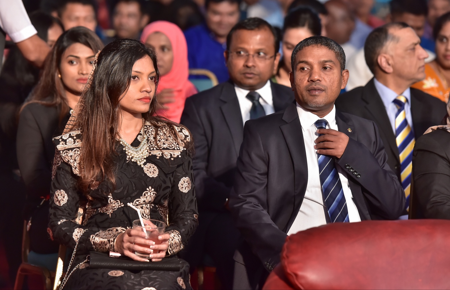 މާލެ: ޖެނުއަރީ 27، 2017: އިންޑިއާގެ ޖުމްހޫރީ ދުވަސް ފާހަގަކުރަން ބޭއްވި ހަފްލާގައި ސަރުކާރުގެ ބައެއް އިސްވެރިން ބައިވެރިވެ ވަޑައިގަންނަވަނީ.-- ފޮޓޯ: ނިޝާން އަލީ/ މިހާރު