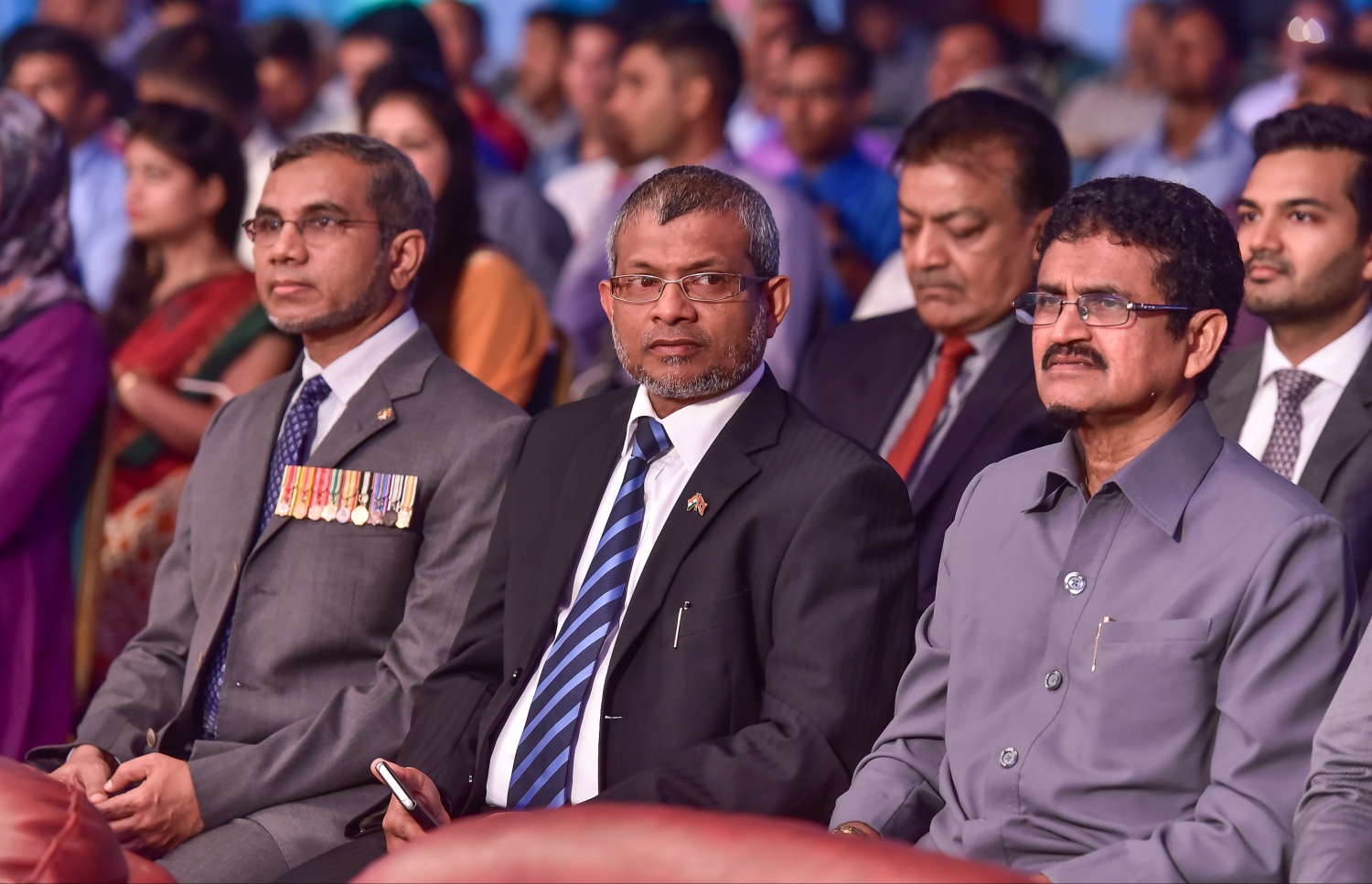 މާލެ: ޖެނުއަރީ 27، 2017: އިންޑިއާގެ ޖުމްހޫރީ ދުވަސް ފާހަގަކުރަން ބޭއްވި ހަފްލާގައި ސަރުކާރުގެ ބައެއް އިސްވެރިން ބައިވެރިވެ ވަޑައިގަންނަވަނީ.-- ފޮޓޯ: ނިޝާން އަލީ/ މިހާރު